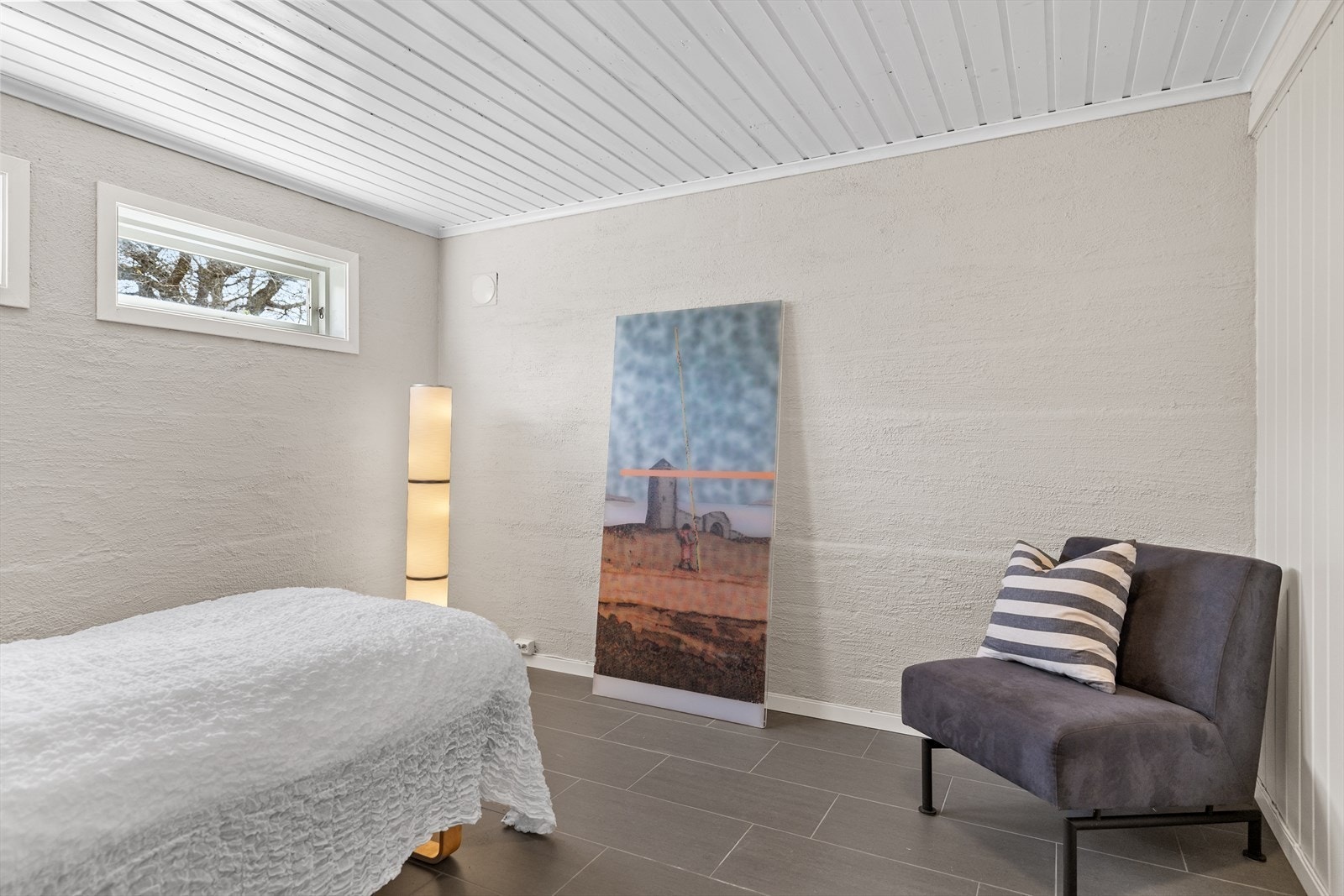 To små vinduer slipper inn naturlig lys Galleribilde