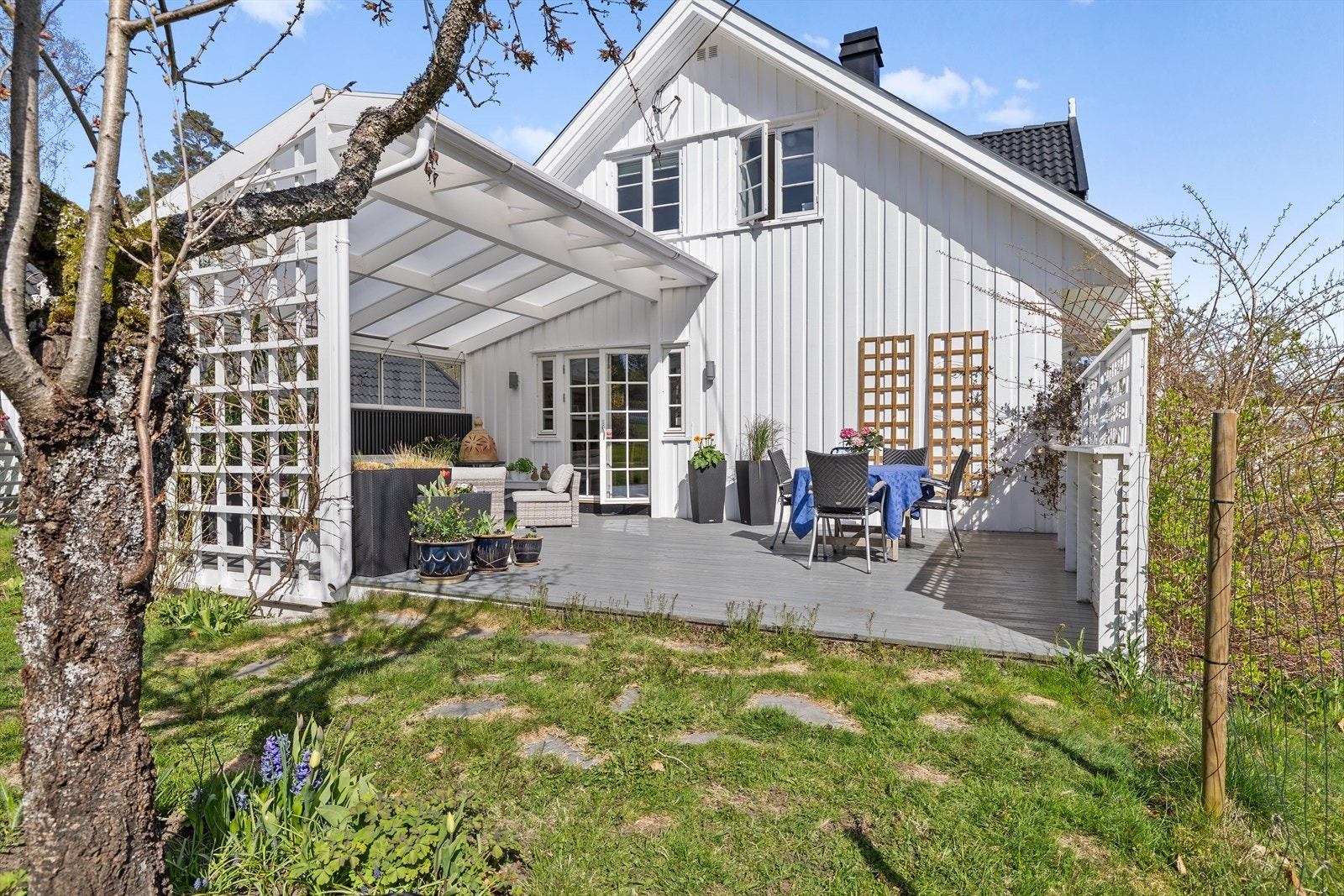 Det er etablert en veranda på vestsiden av boligen, inkludert et takoverbygg fra 2022. Galleribilde