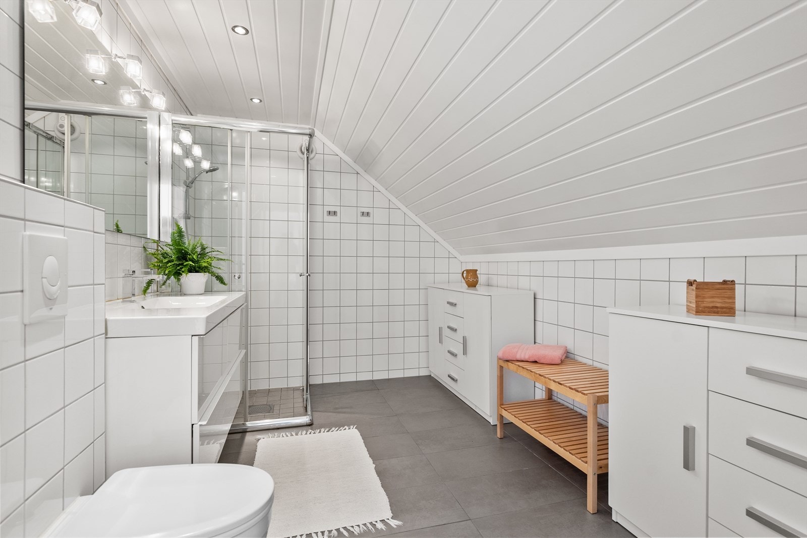 Badet ble oppgradert i 2011 og har flislagte vegger, elektriske varmekabler og dusjhjørne. Galleribilde