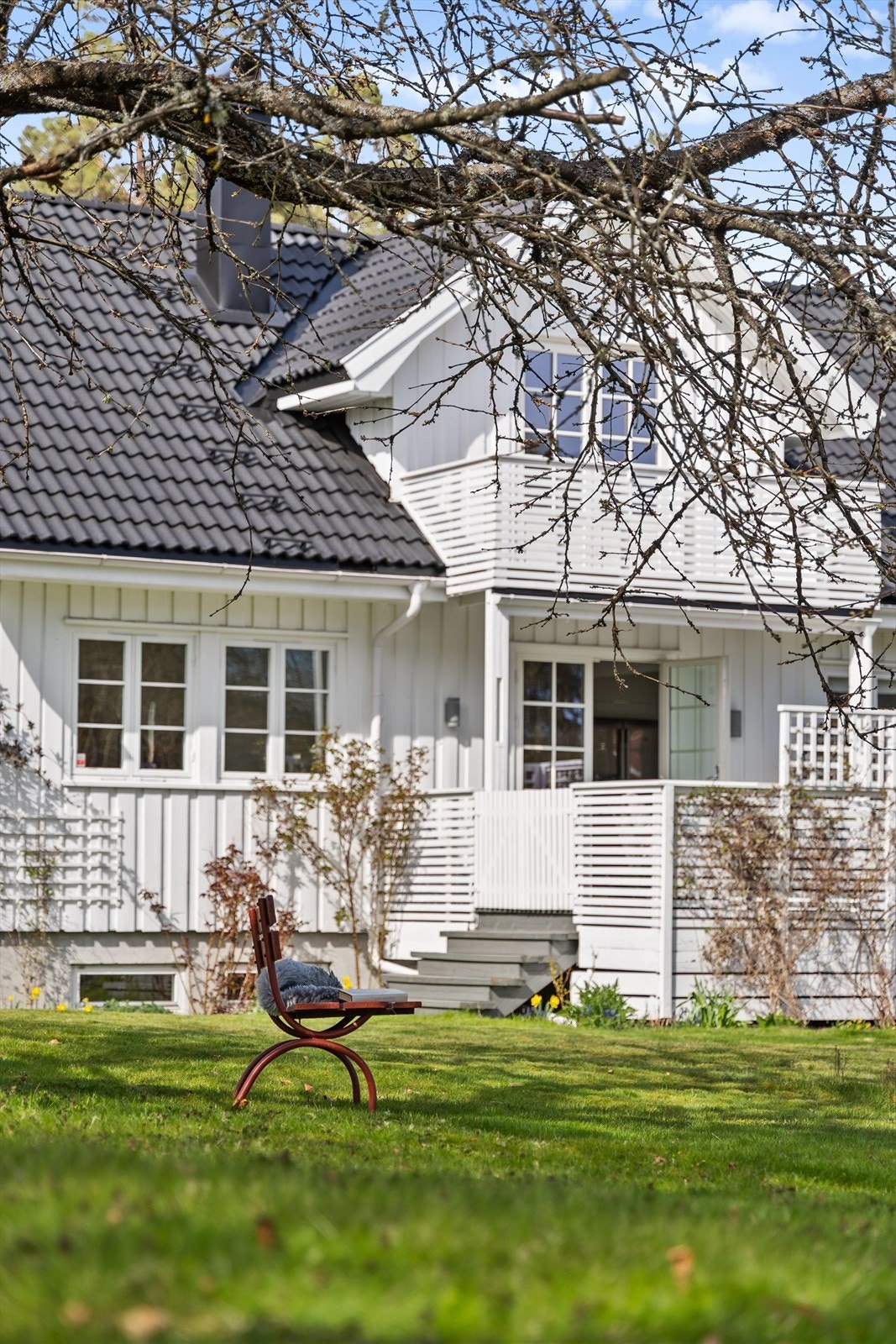 Hagen rundt boligen er på 1519,4 m² og inkluderer et pent opparbeidet plenområde. Galleribilde