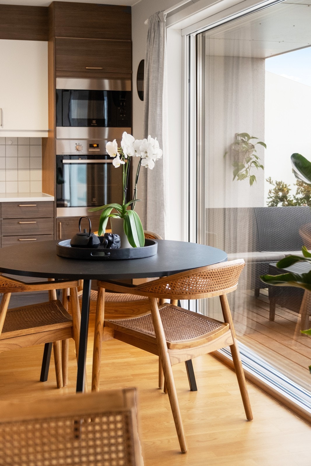 De store vinduene mellom stue/ kjøkken og balkongen, gjør at romfølelsen i oppholdsrommet blir lys og luftig. Galleribilde