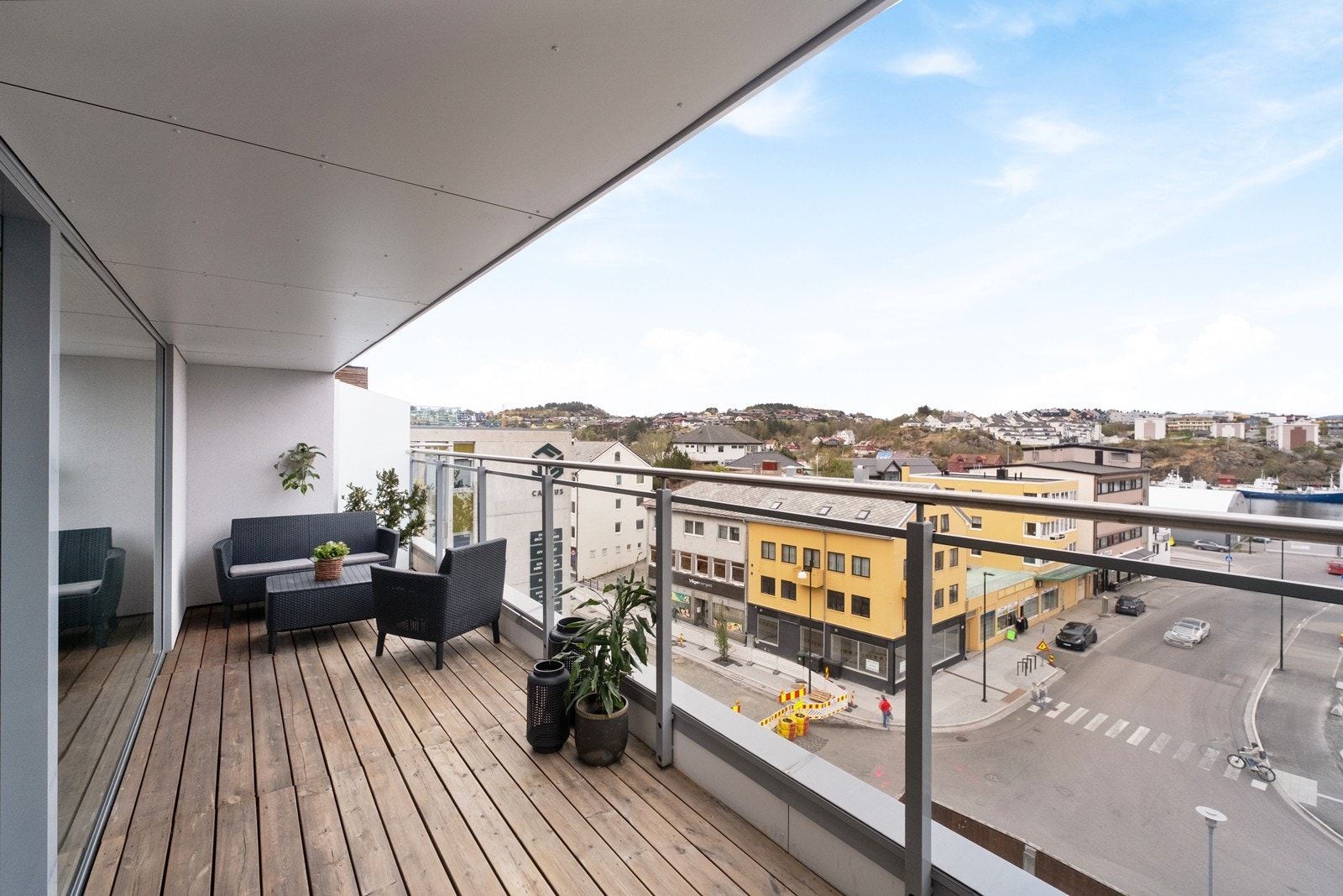 Balkongen er østvendt og delvis overbygd, så her sitter man i ly fra vær og vind. Galleribilde