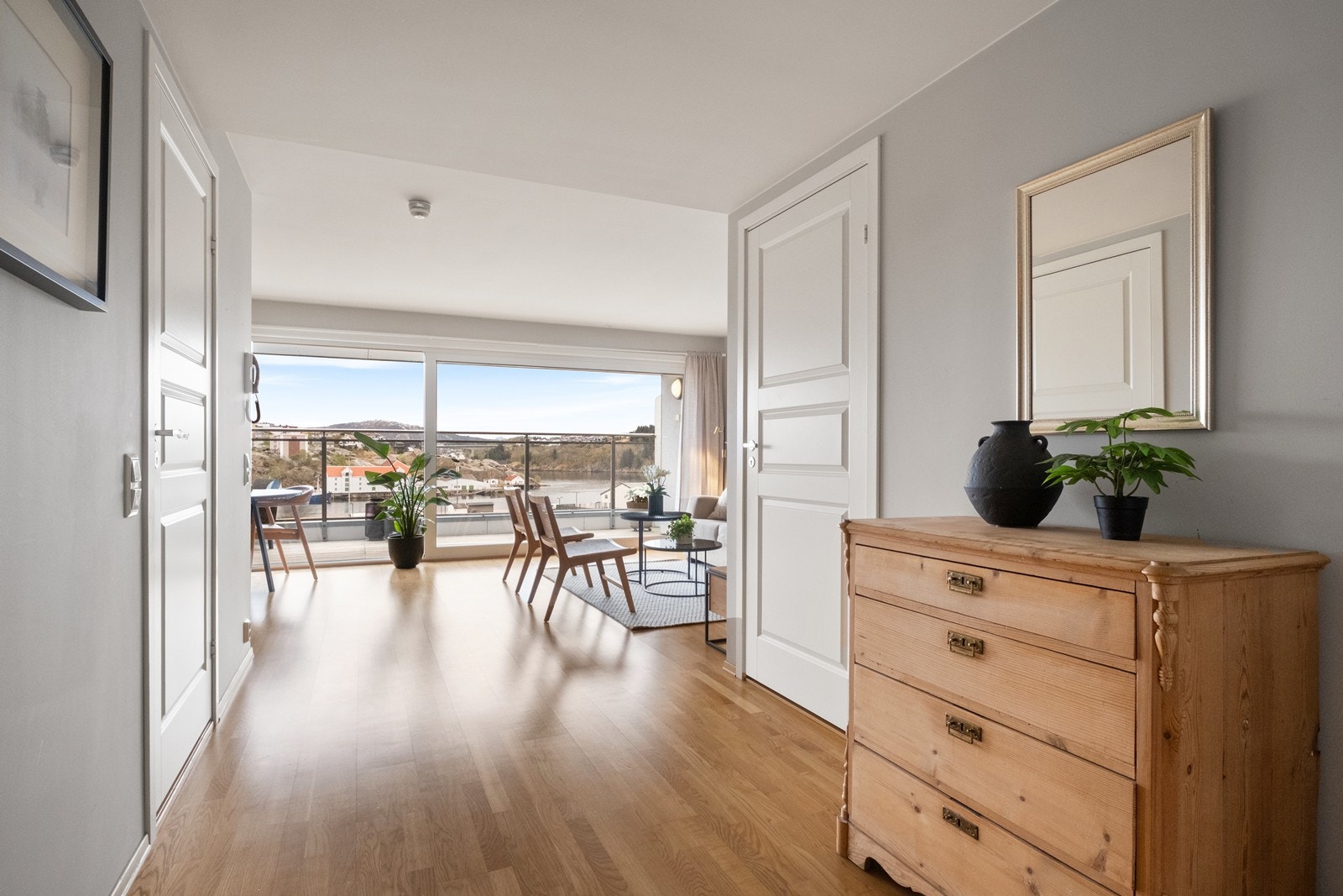 Gangen er romslig, og man har plass til oppbevaringsmøbler også her. Galleribilde