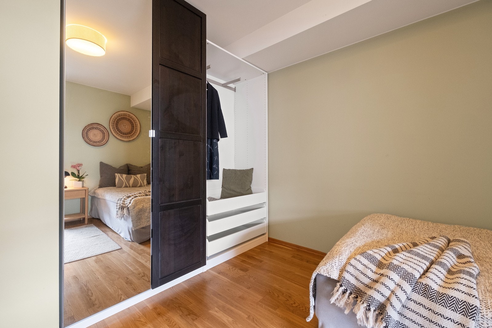 Stor garderobe er montert langs den ene veggen for god oppbevaringsplass. Galleribilde
