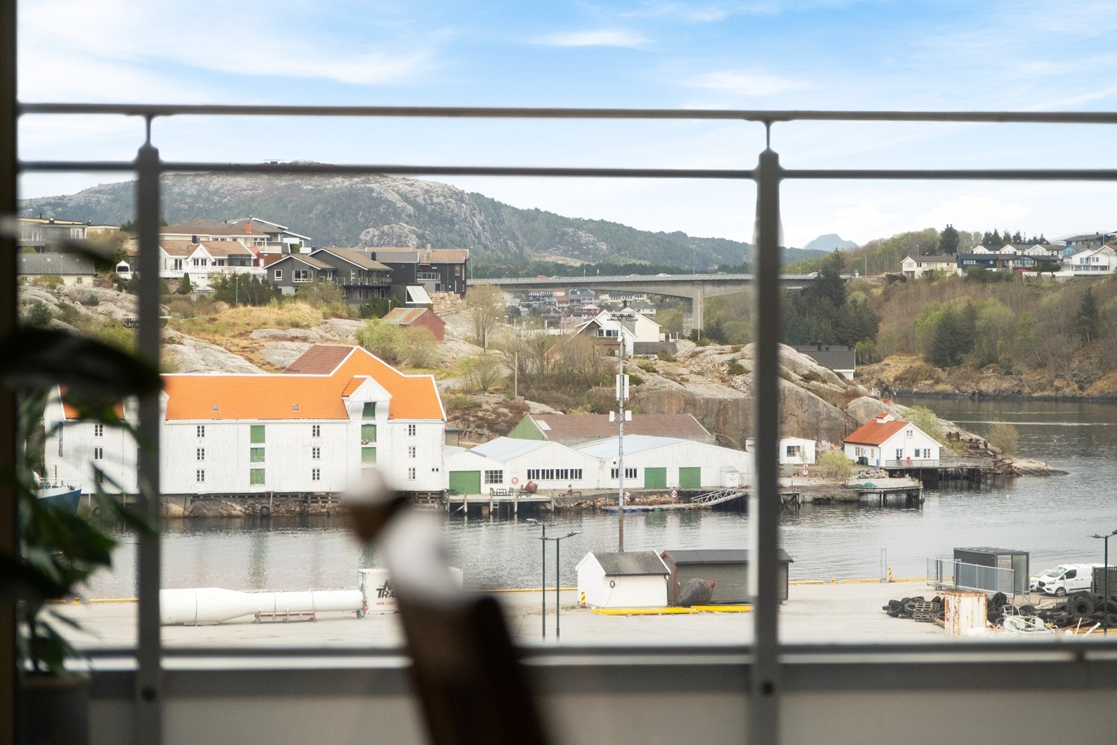 Fra stue og balkong har man utsikt mot havnebassenget og nærliggende bebyggelse. Her ser man blant annet mot Nordlandsbroa, med Kvernberget i bakkant. Galleribilde