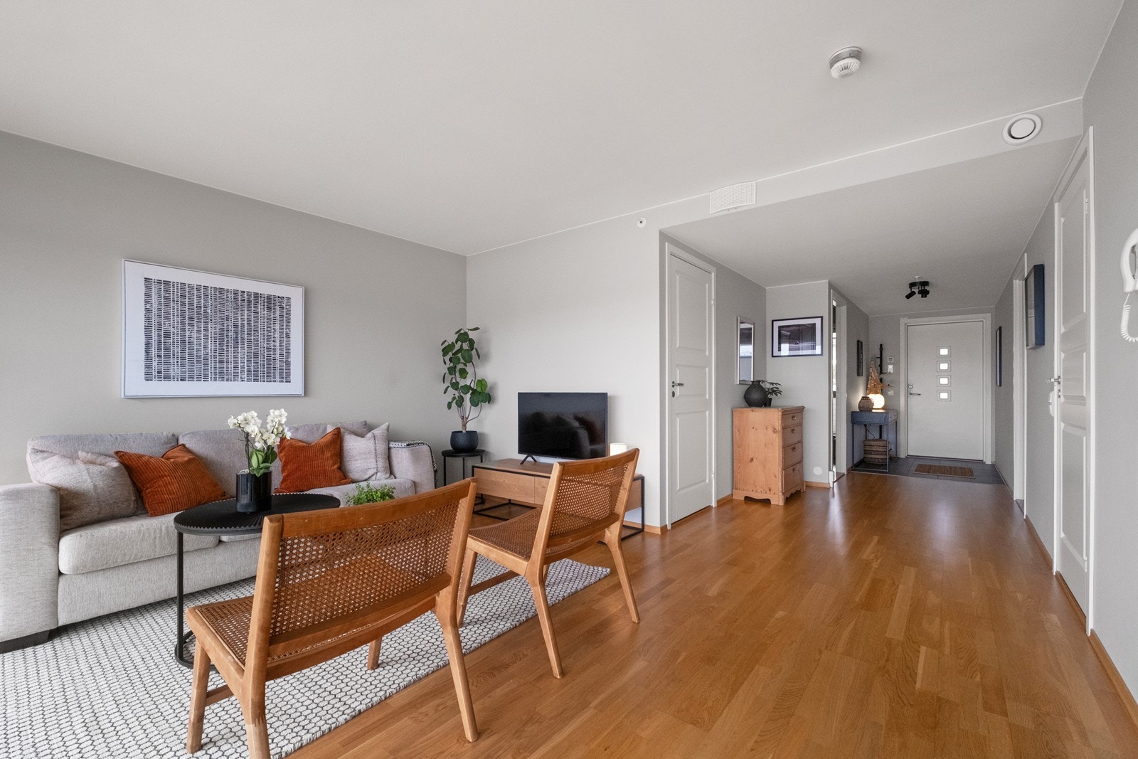 Leiligheten har store og åpne rom som gjør den enkel og lettvint. Galleribilde