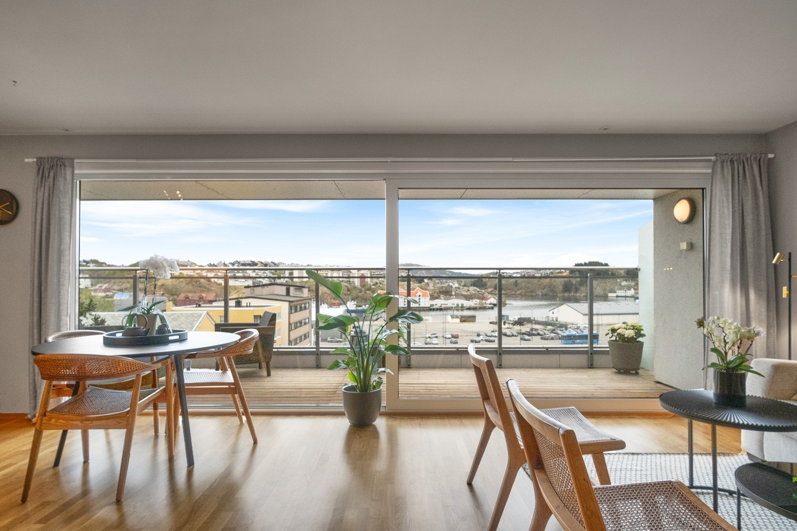 Her sitter man høyt, med god utsikt enten man sitter inne i stuen eller ute på balkongen. Galleribilde
