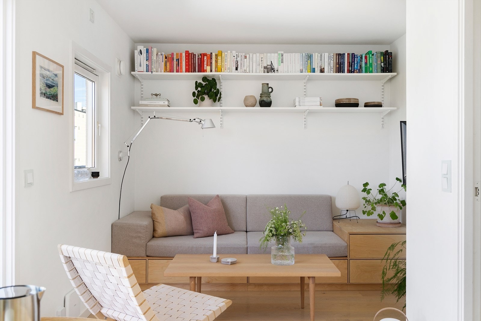 I stuen er det plassbygget en sofa med praktiske oppbevaringsmuligheter. Galleribilde