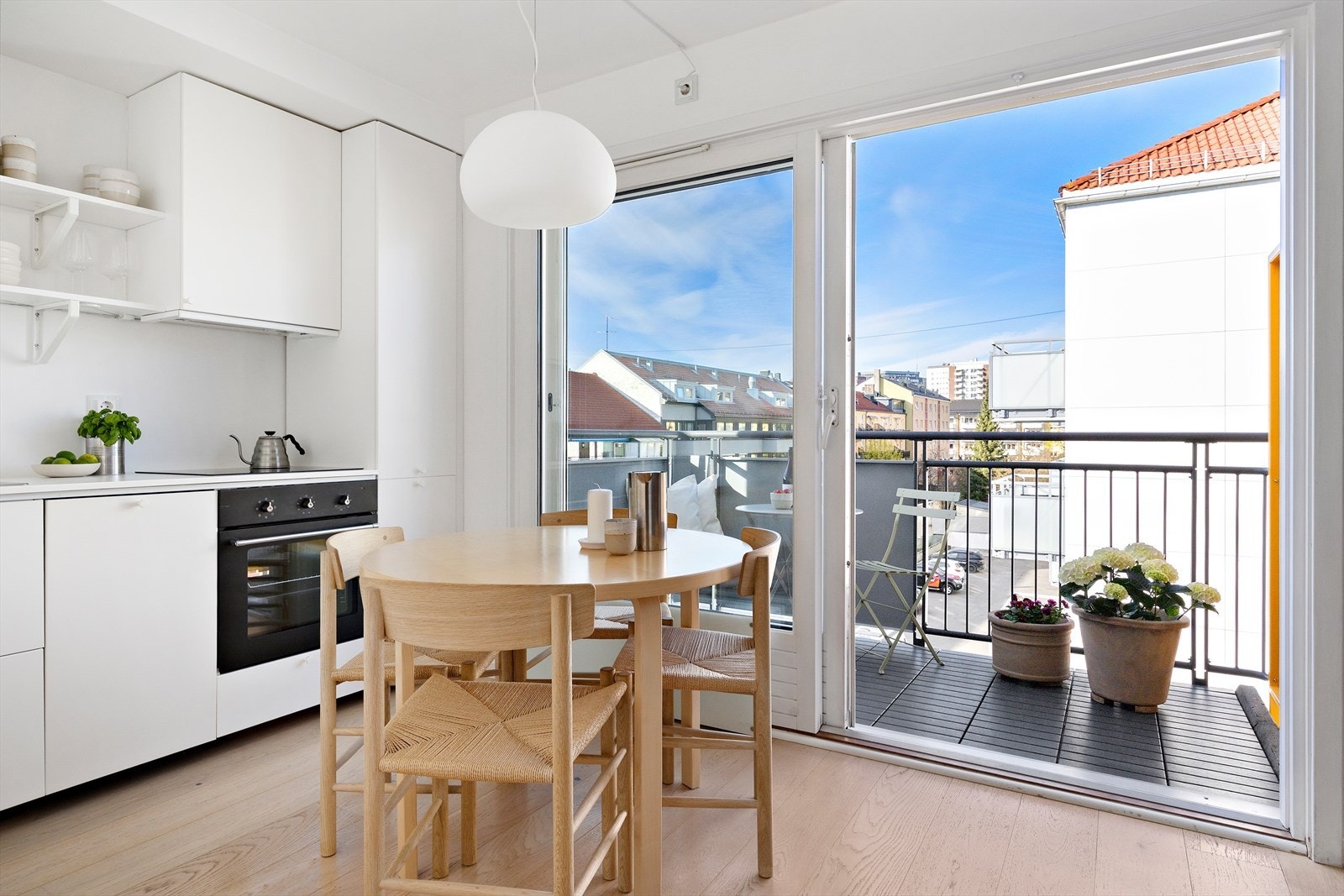 En lys og arealeffektiv leilighet i 5. etasje med balkong og felles takterrasse. Galleribilde