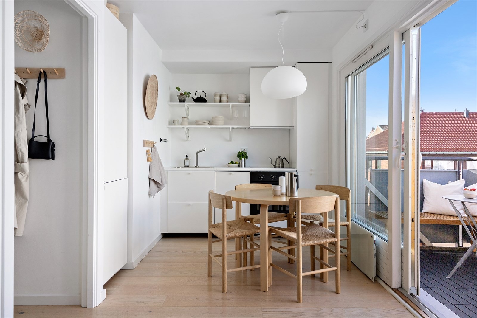 Moderne IKEA kjøkkeninnredning fra 2017 med glatte fronter. Galleribilde