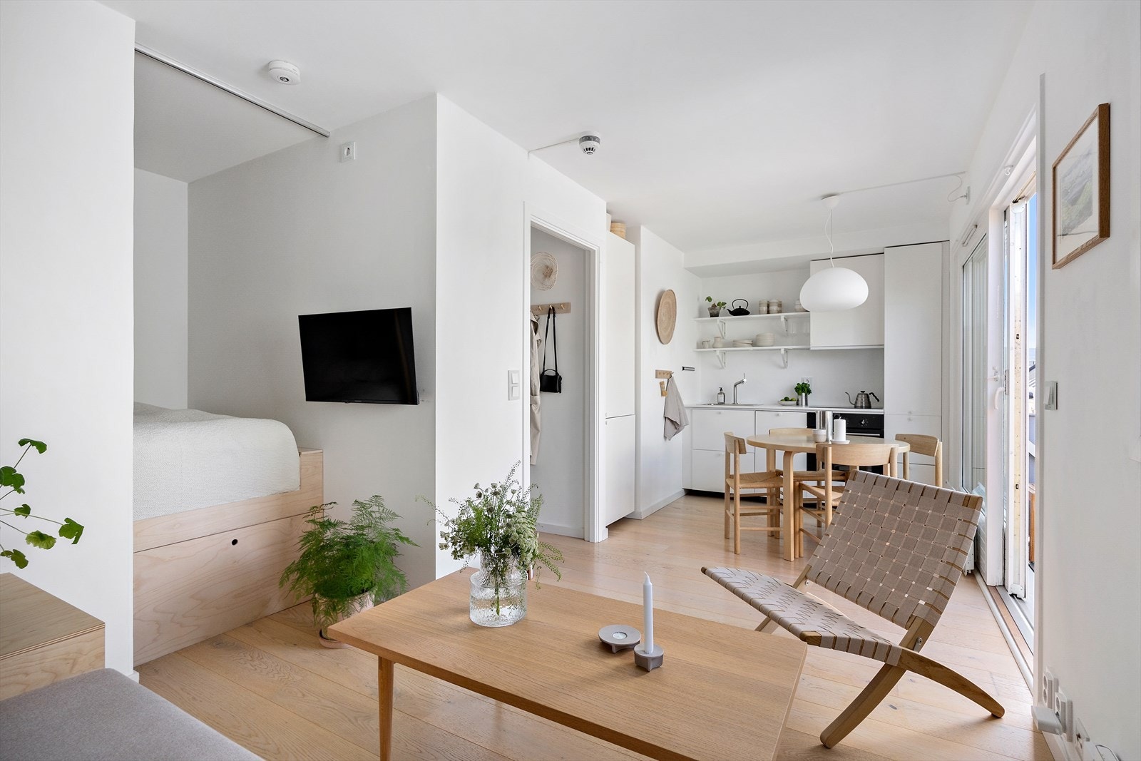 Den gode planløsningen gir gode innredningsmuligheter med plass til sofaseksjon, samt spisebord i tilknytning til kjøkken. Galleribilde