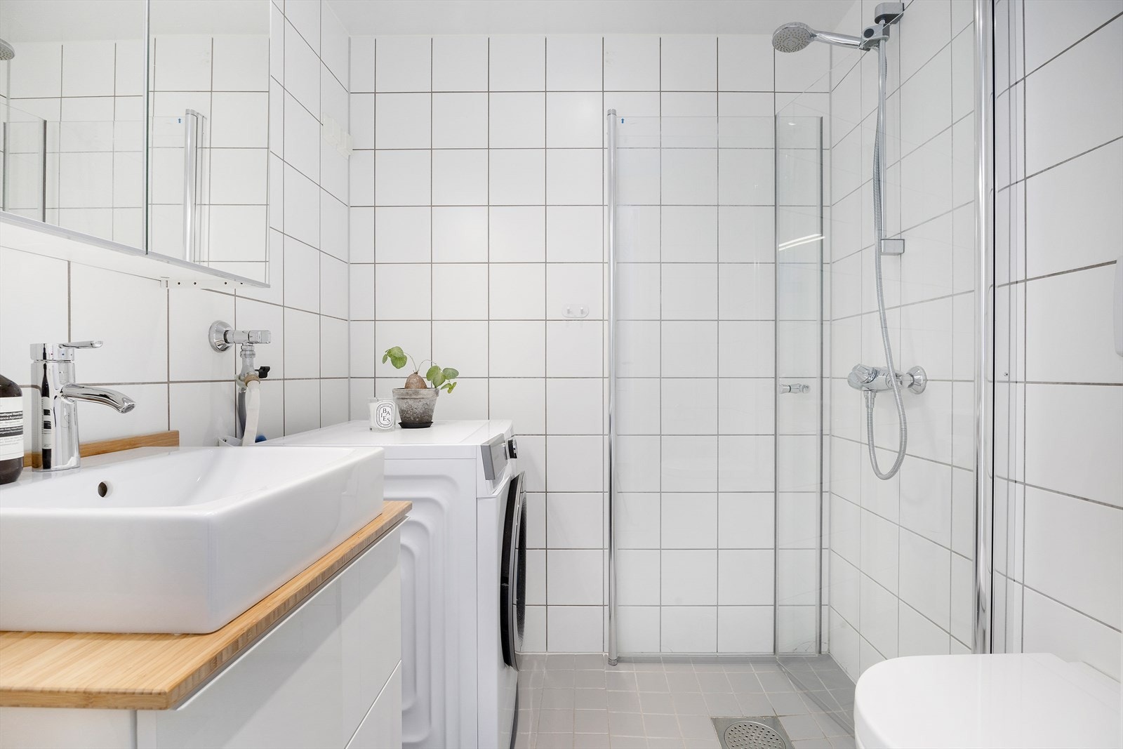 Pent flislagt bad med varmekabler og mekanisk avtrekk. Galleribilde