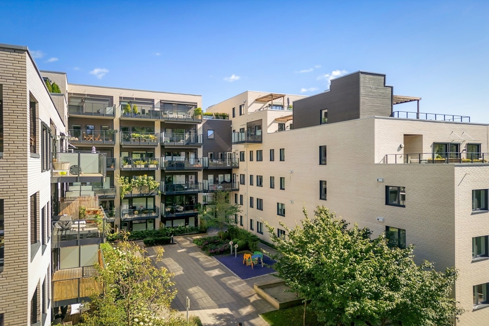 Pent opparbeidet uteområde med lekeplass. Galleribilde