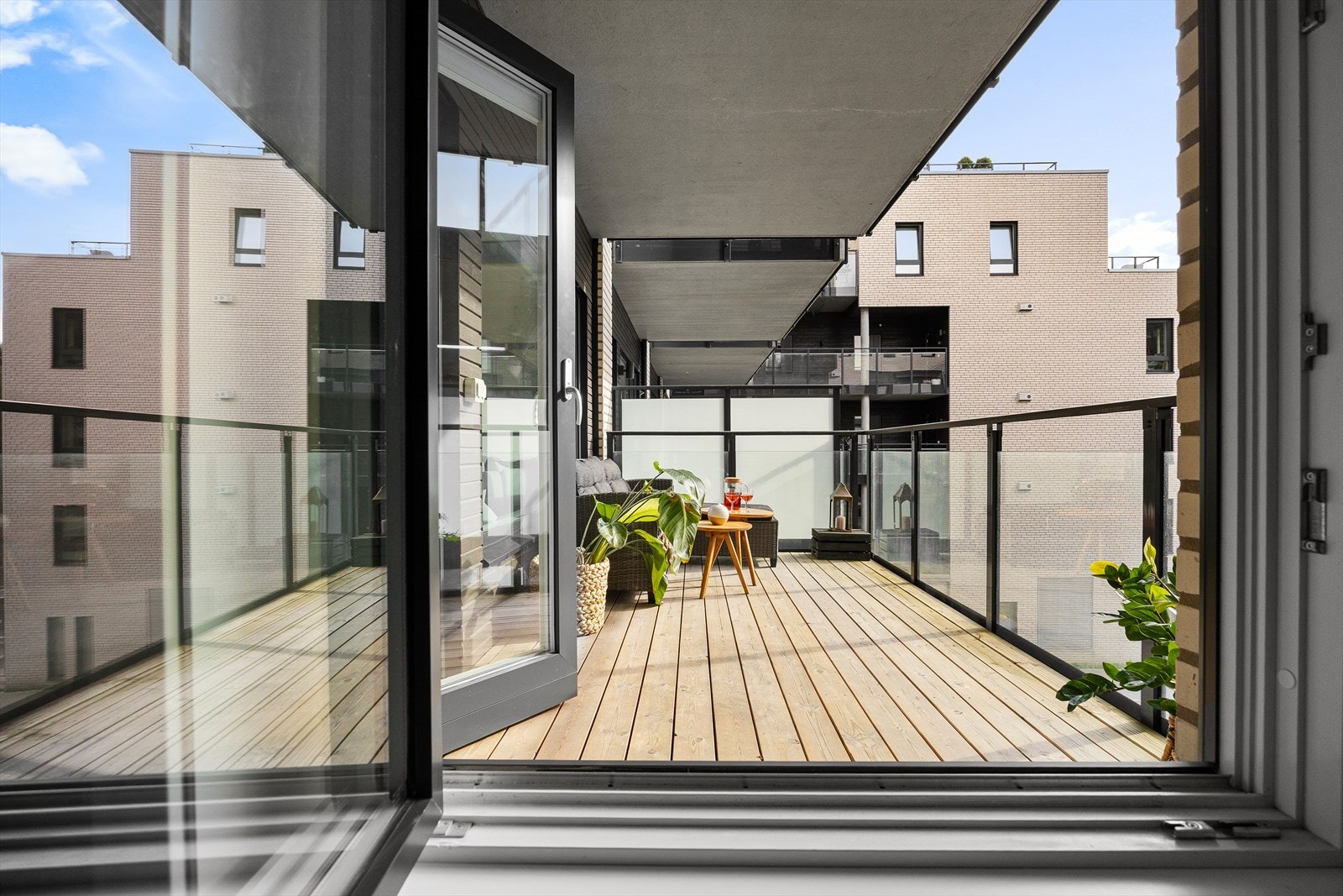 God plass til utemøbler og grill. Galleribilde