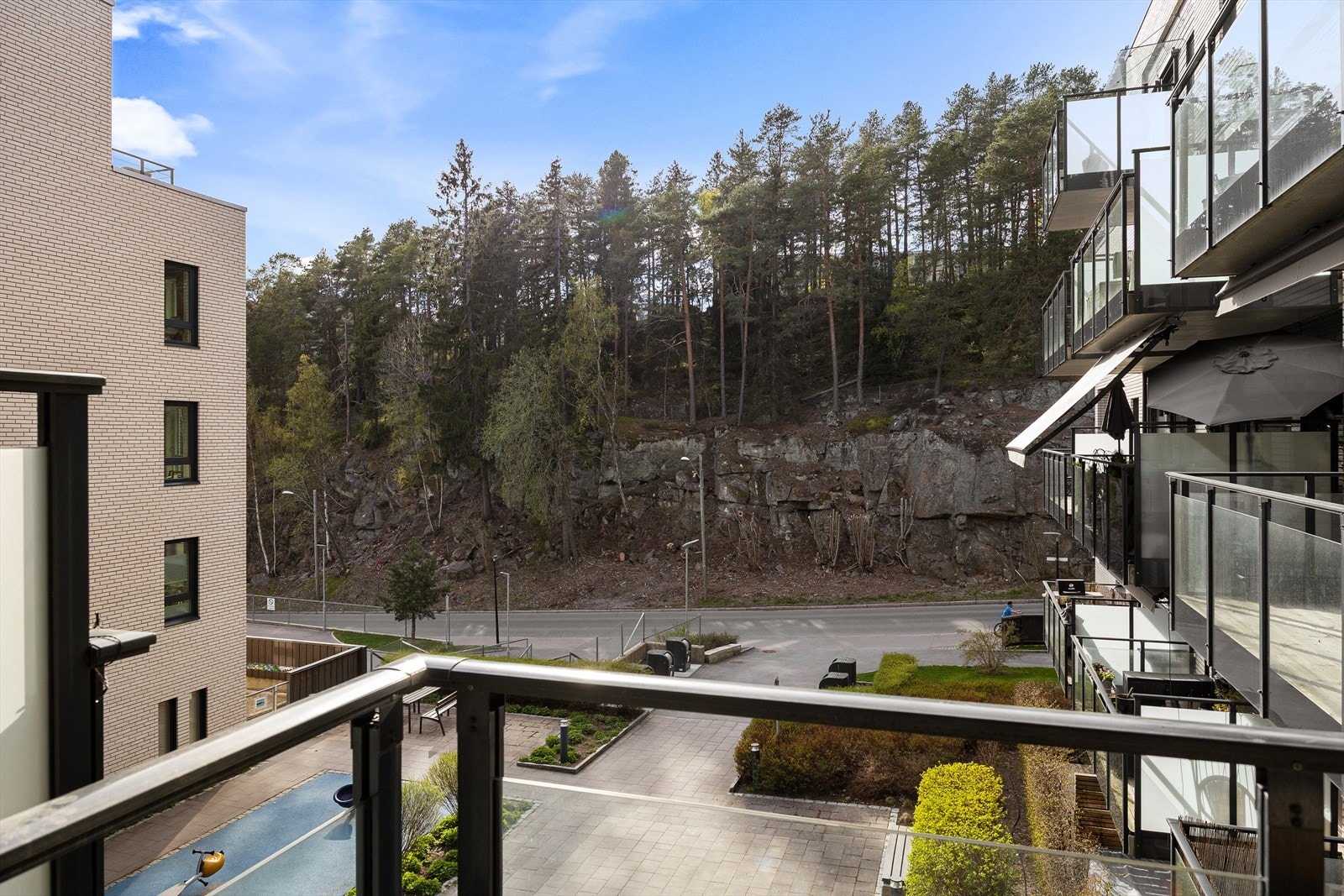 Hyggelig utsyn over borettslagets fellesarealer. Galleribilde