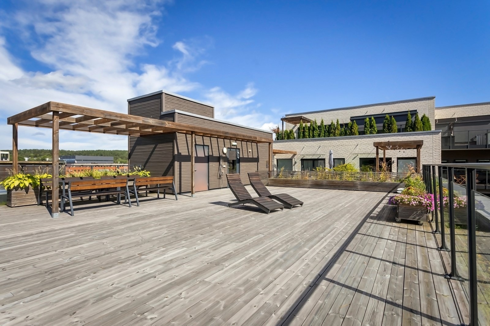 Stor felles takterrasse for beboerne i borettslaget. Galleribilde