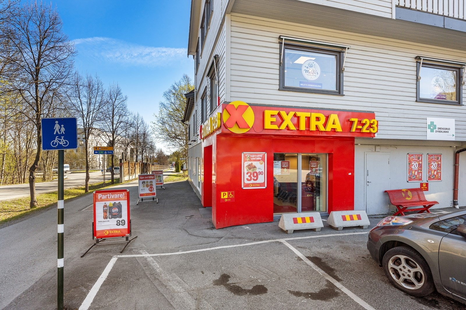 Nærmeste dagligvare ligger i samme bygget. Her går det også gangsti ned til Asker sentrum, evt. bussholdeplass i umiddelbar nærhet. Galleribilde