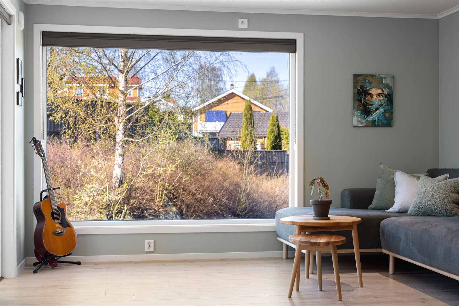 De vide vindusflatene sørger for rikelig med naturlig lys. Her har du også hyggelig utsyn. Galleribilde