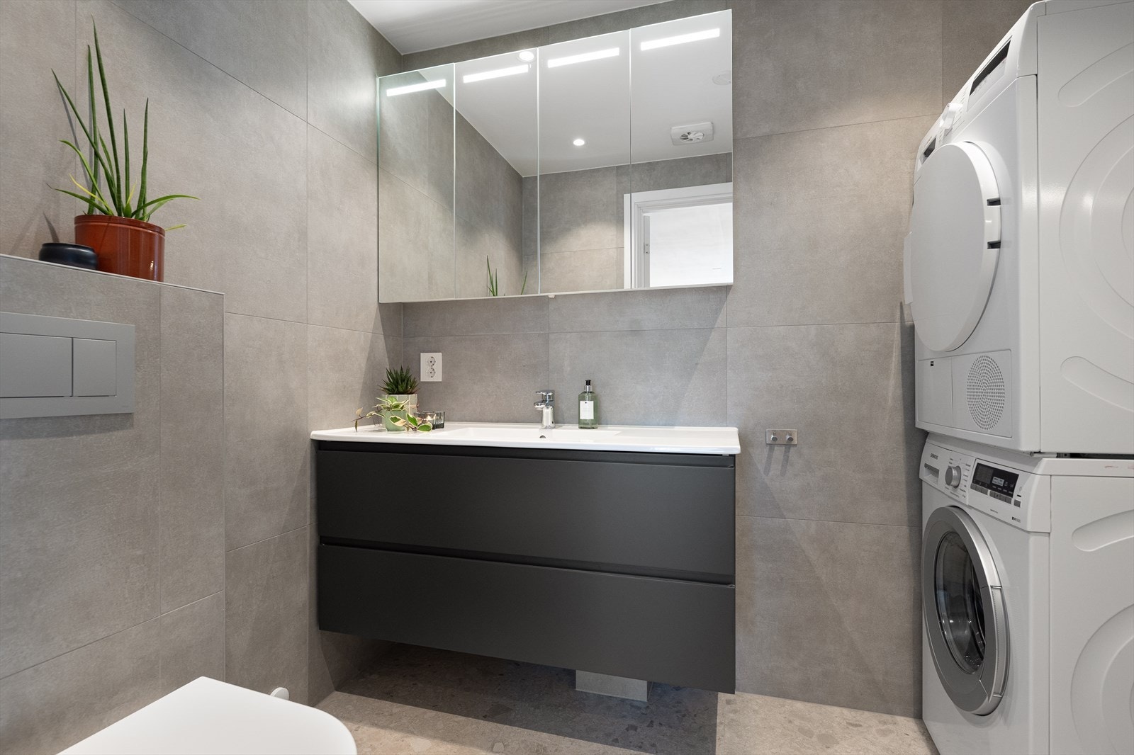 Badet er delikat med stilrene detaljer. Badet ble pusset opp i 2023. Galleribilde