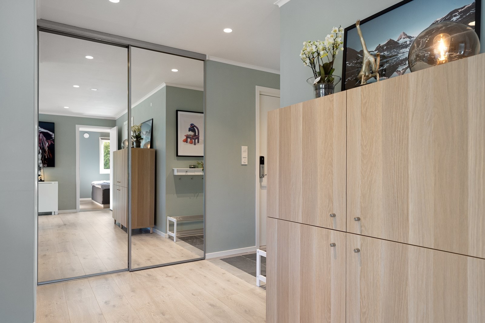 En stor skyvedørsgarderobe med speilfronter gir rikelig med oppbevaringsplass. Galleribilde