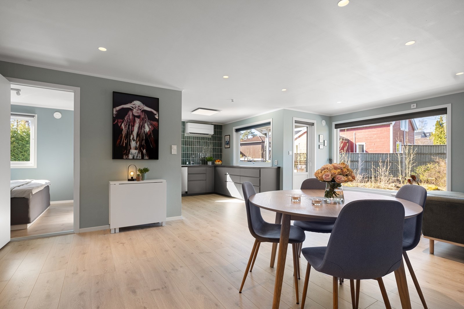 Den åpne løsningen gir god plass til både spisebord og sofa. Galleribilde