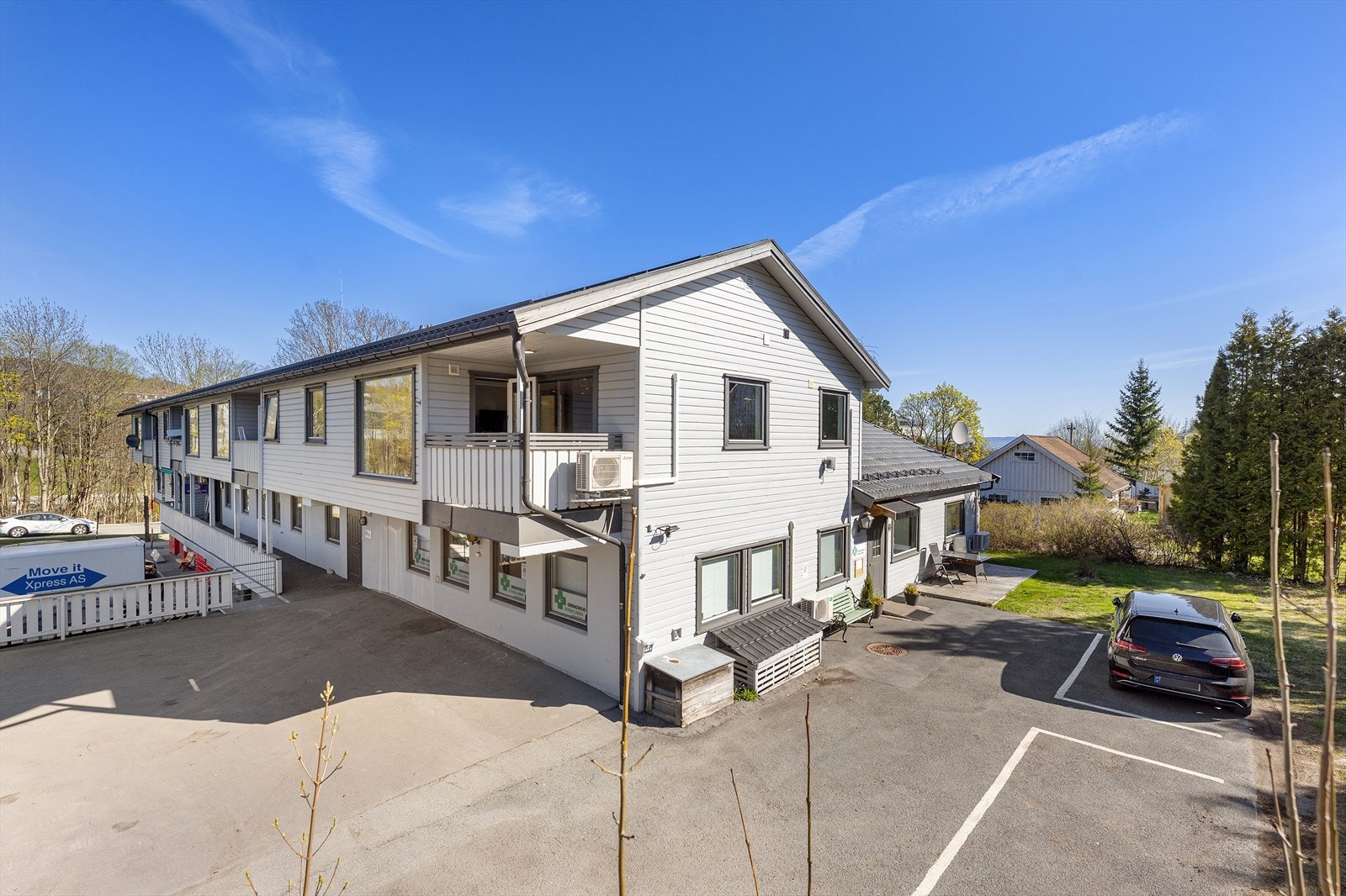 Leiligheten disponerer en oppstillingsplass for bil på felles parkeringsplass. Galleribilde