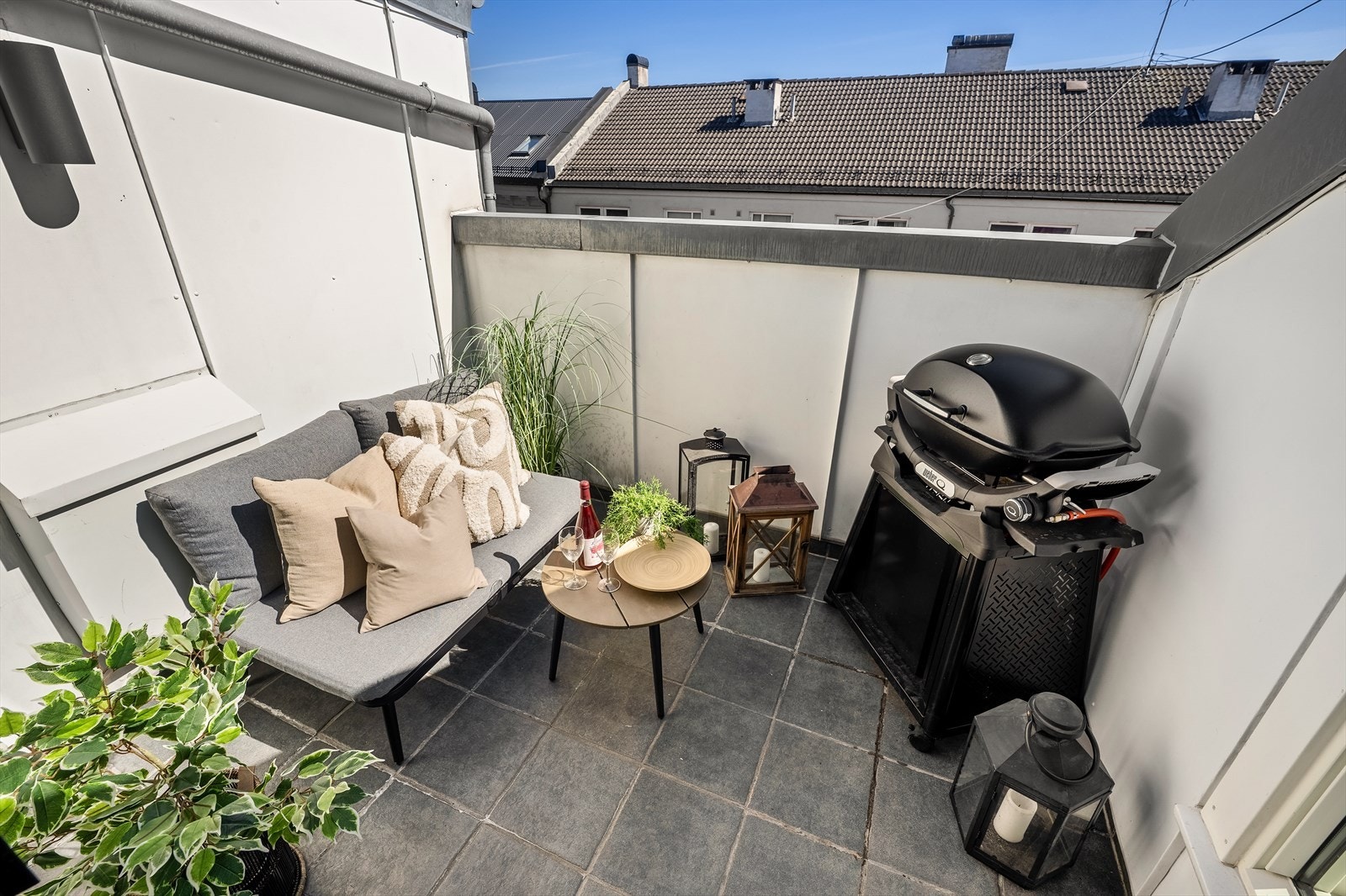 Den private takterrassen oppleves svært skjermet og usjenert med minimalt innsyn - perfekt for rolige morgener eller lange sommerkvelder Galleribilde