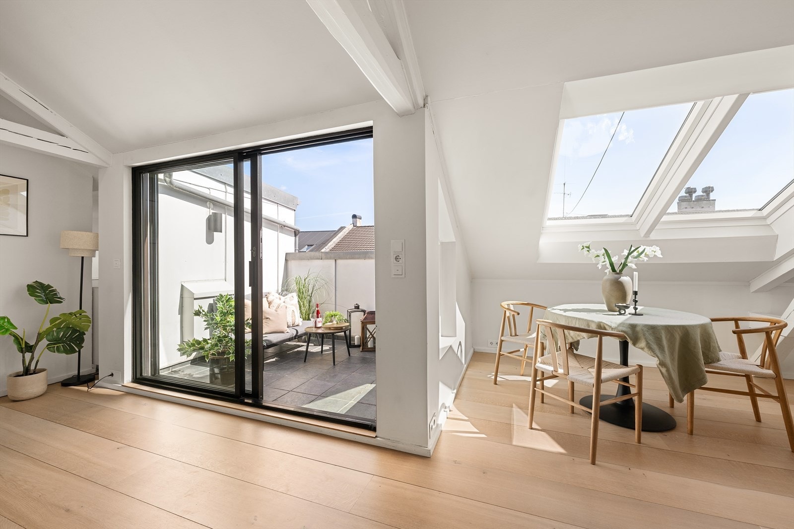 Den flotte takterrassen glir inn som en del av stuen - fylt av lys og en lett, luftig atmosføre Galleribilde