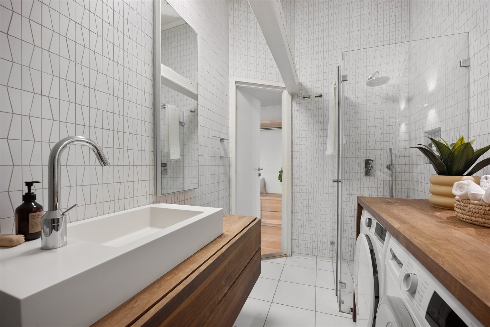 Badet har også opplegg for både vaskemaskin og tørketrommel, samt lun gulvvarme som skaper en behagelig atmosfære Galleribilde