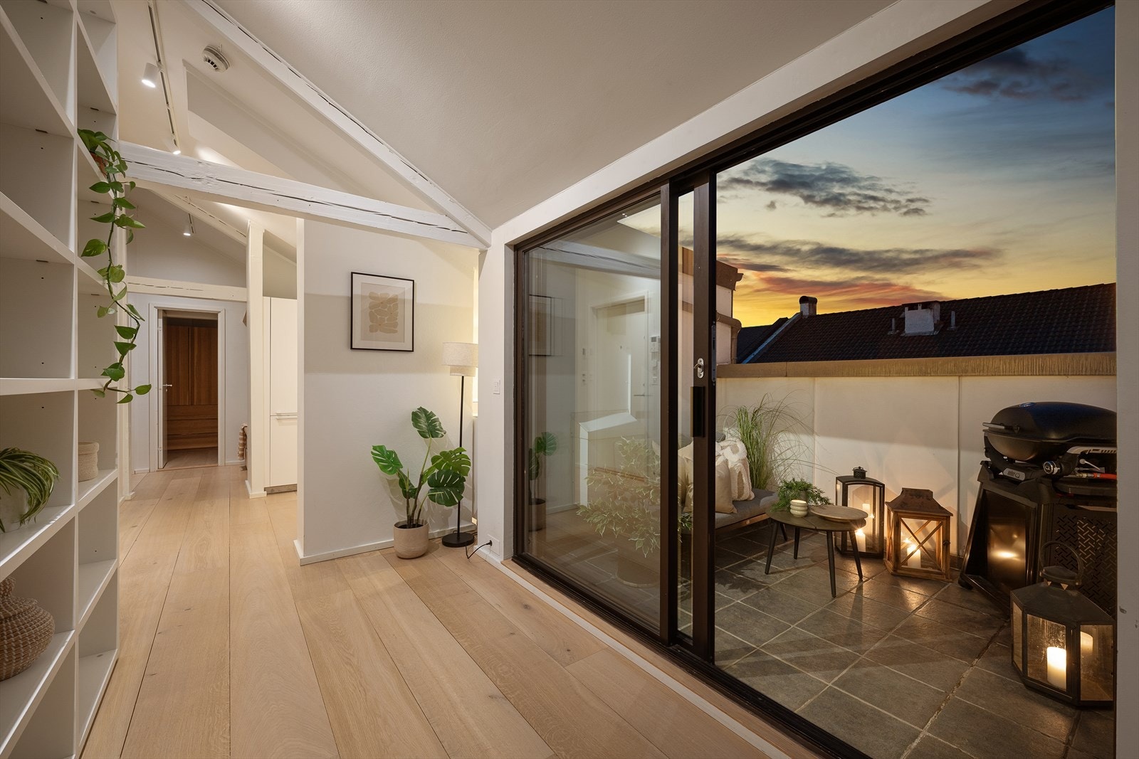 Når kvelden er varm glir steget naturlig ut på den private takterrassen, hvor varme sommerkvelder danner rammen for hyggelige og sosiale sammenkomster Galleribilde
