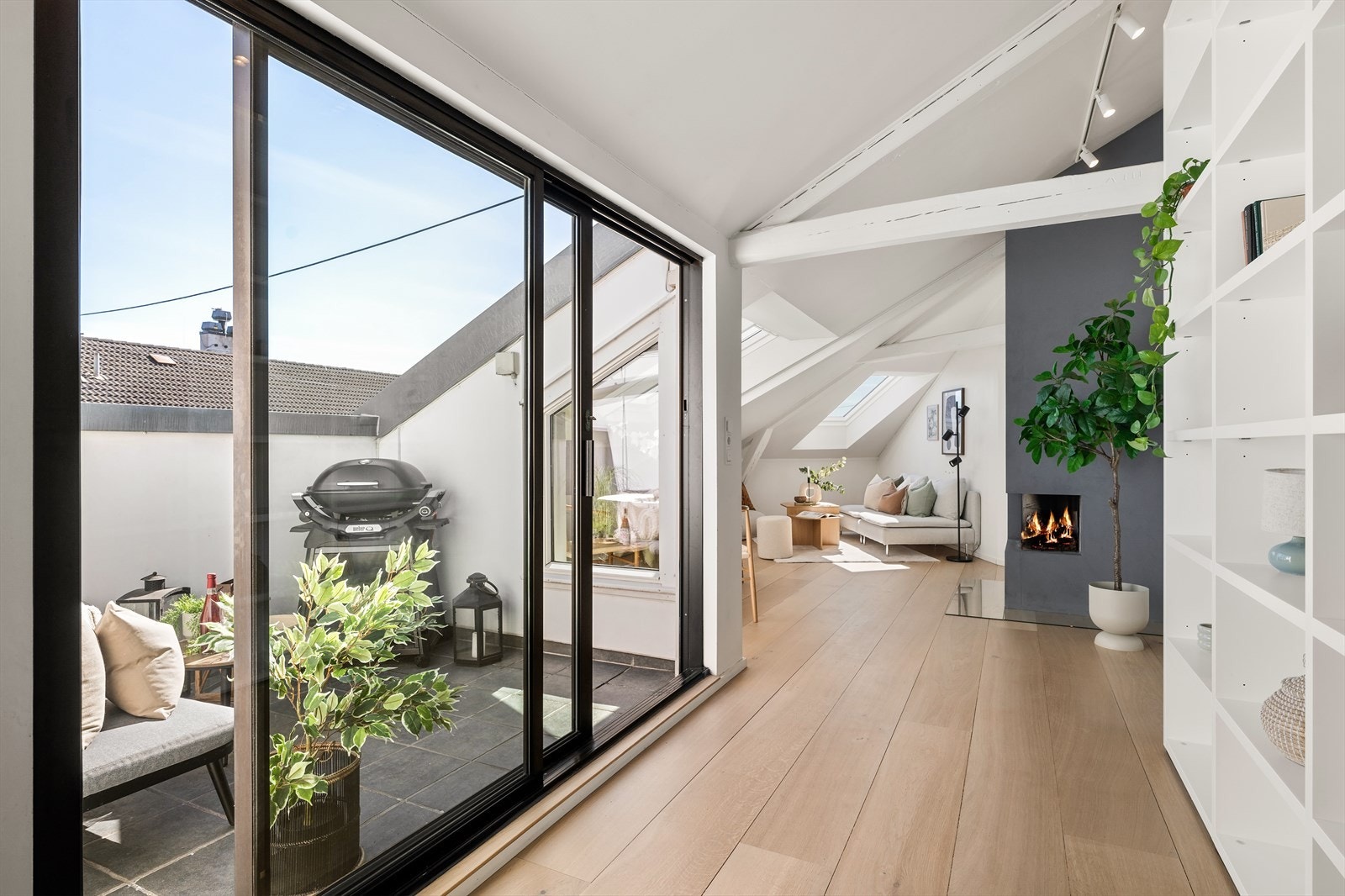 Velkommen til en særegen loftsleilighet med fantastisk beliggenhet i tilbaketrukkede omgivelser på Grünerløkka! Galleribilde