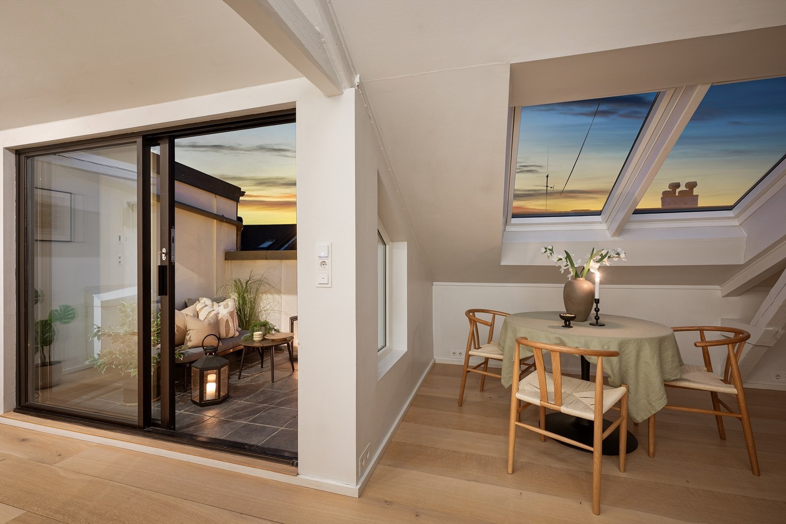 Fra stuen er det adkomst til en privat takterrasse som er elegant innfelt i stuen, noe som skaper en unik flyt mellom inne- og uterom Galleribilde