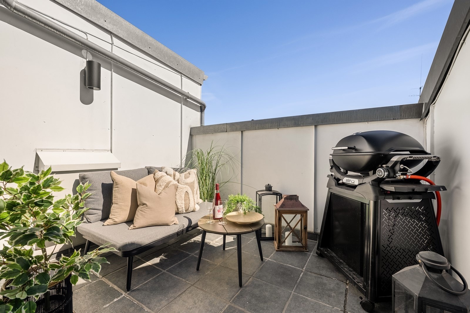 Privat og innbydende takterrasse med gode solforhold - oppleves som en forlengelse av stuen i sommerhalvåret Galleribilde