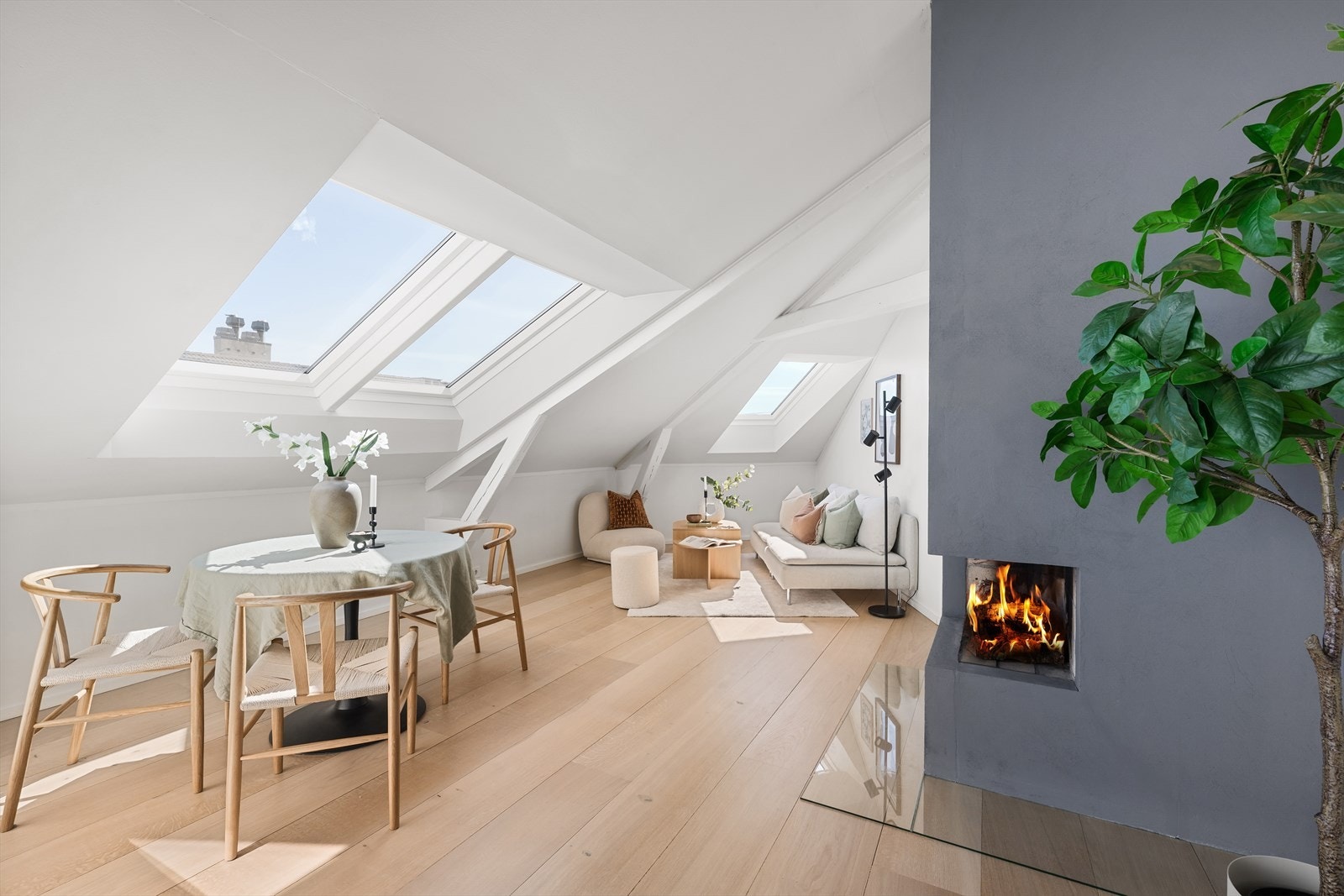 Den sosiale stuen deles naturlig inn i flere forskjellige soner, hvor det er god plass for både spisestuebord, samt en egen sone i rommet som inviterer til et romslig sofahjørne Galleribilde