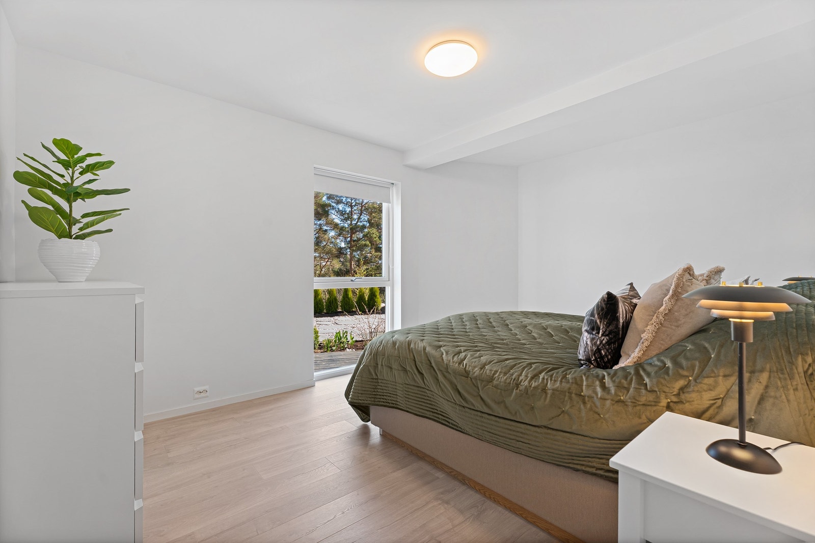 Her er det god plass til seng, garderobe og ikke minst usjenert ut/innsyn til egen hage Galleribilde
