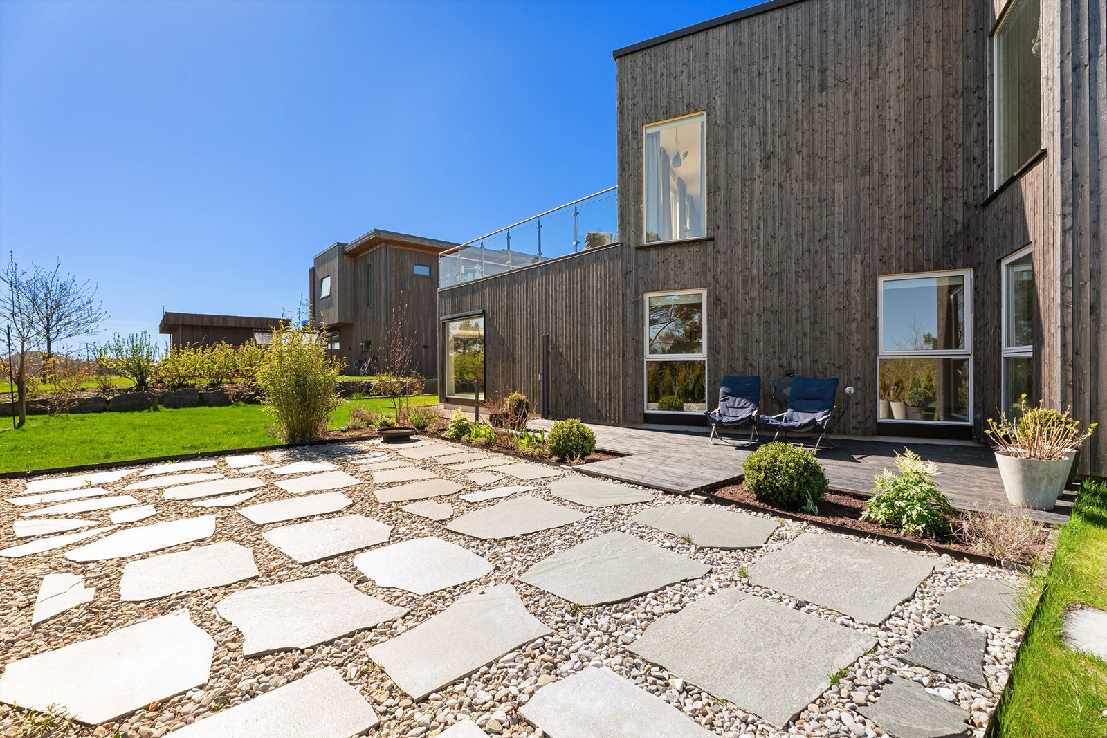 Pent opparbeidet uteområde med flere soner med lekre detaljer og overganger Galleribilde
