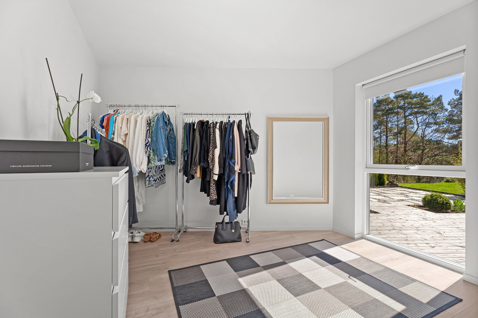 Soverom med god plass til seng som i dag er innredet til garderobe Galleribilde