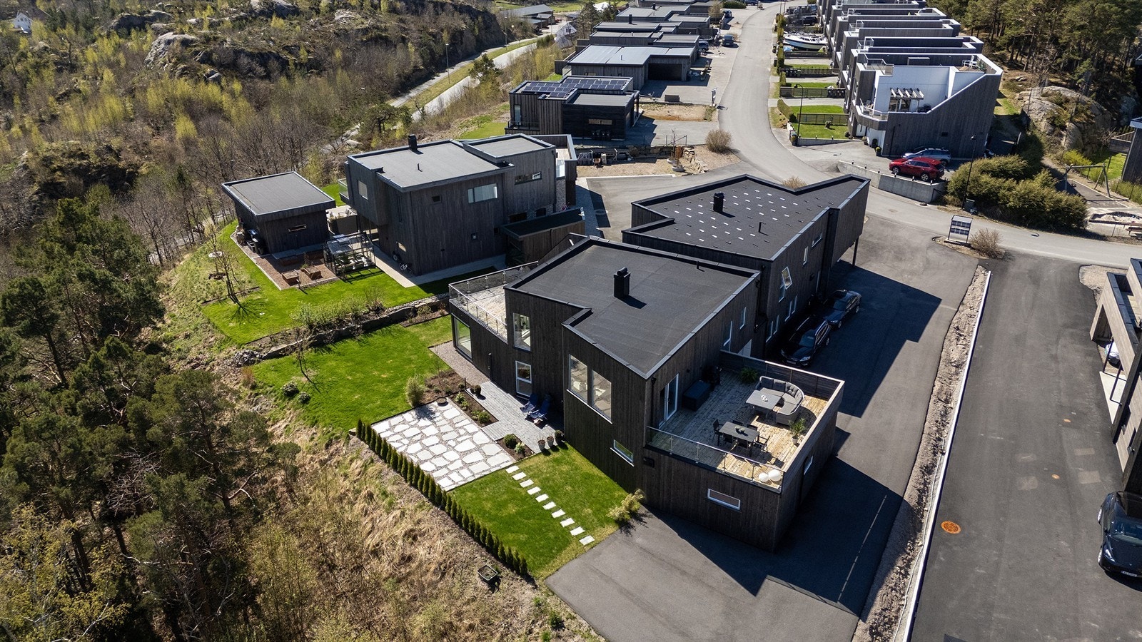 Dronebilde av uteområder og huset Galleribilde