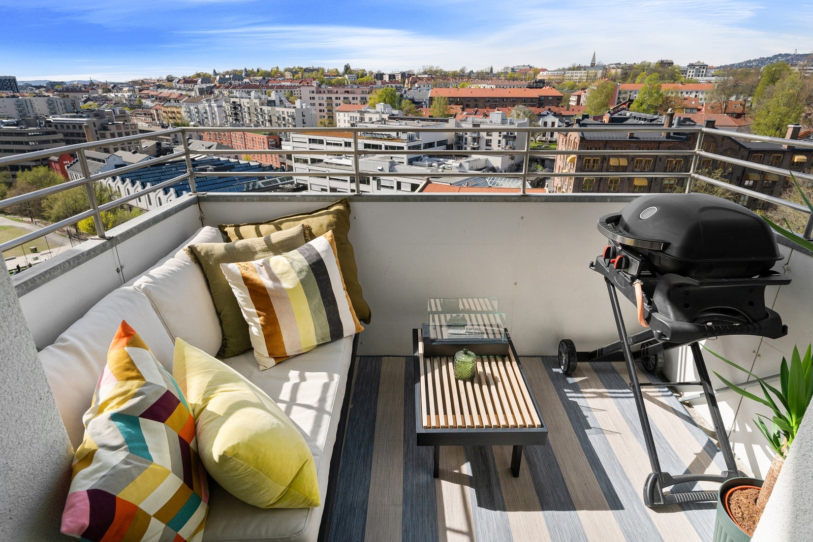Solforholdene er optimale, med sol fra ca. kl. 14 og helt til solen går ned fra mars til sommerstid. Galleribilde