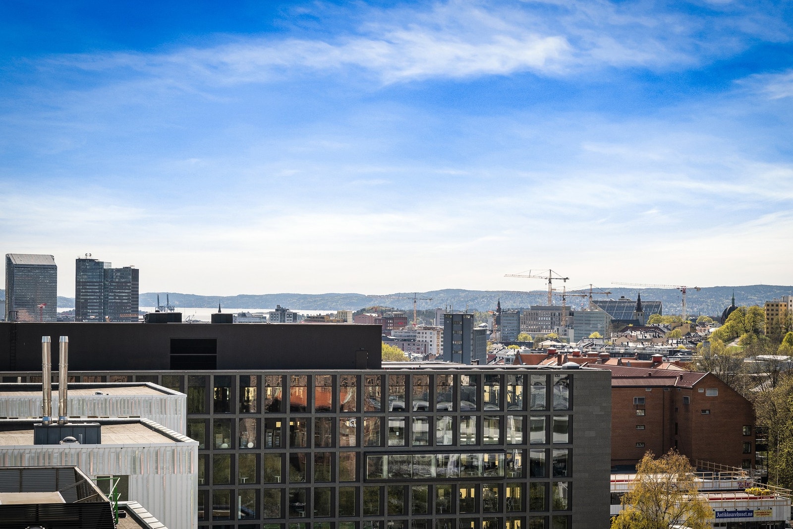 Her får du panoramautsikt over store deler av Oslo. En sjelden kombinasjon av høyde, sol og utsyn som virkelig skiller seg ut. Galleribilde