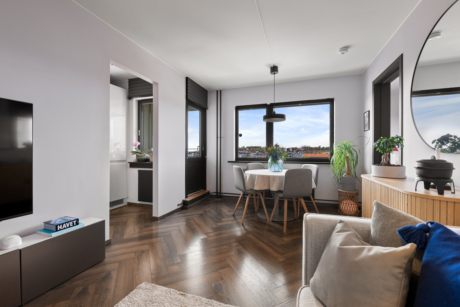 Rommet oppleves luftig og behagelig, og de store vindusflatene slipper inn rikelig med naturlig lys. Galleribilde