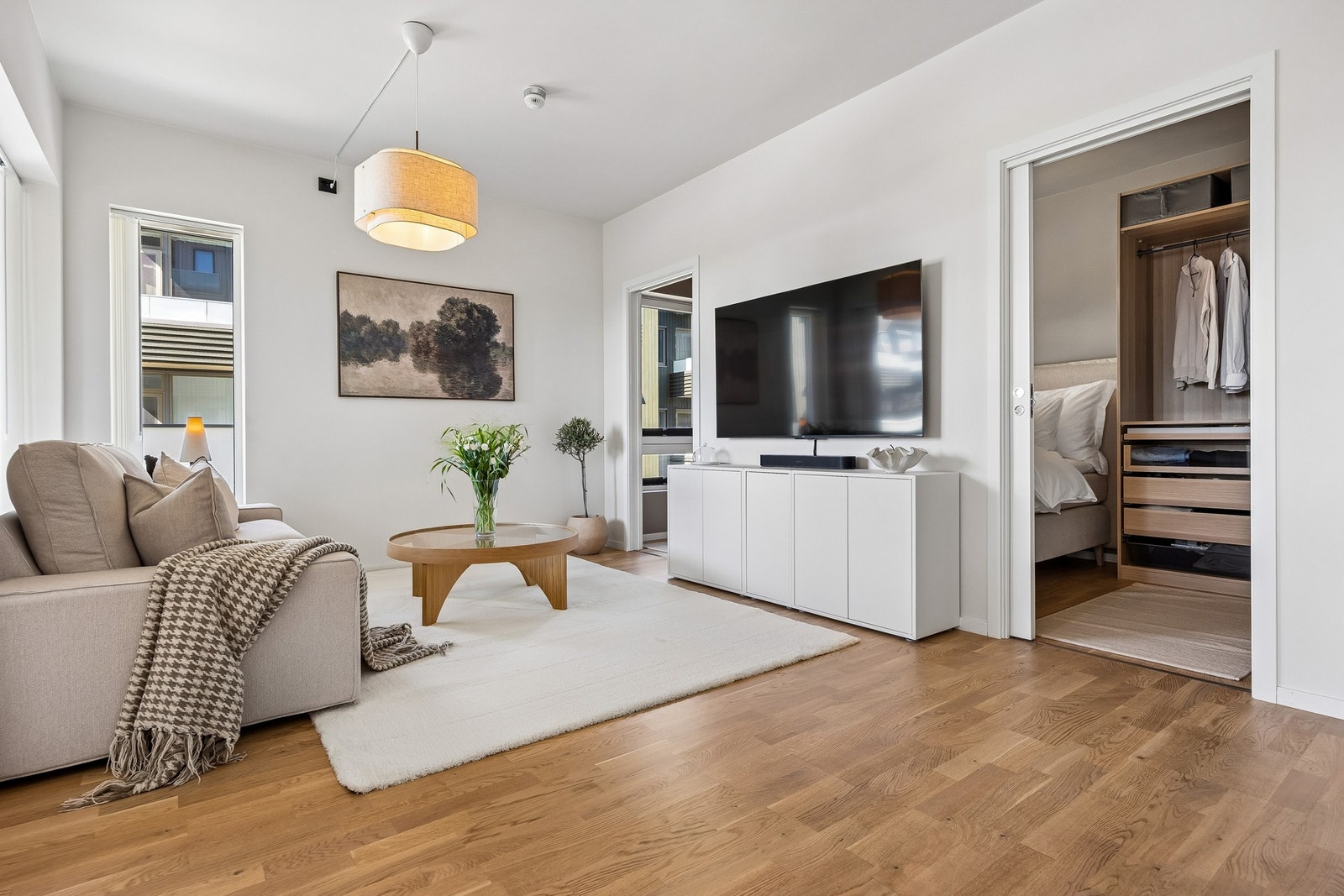 Romslig oppholdsrom med god plass til både sofagruppe og spisebord. Galleribilde