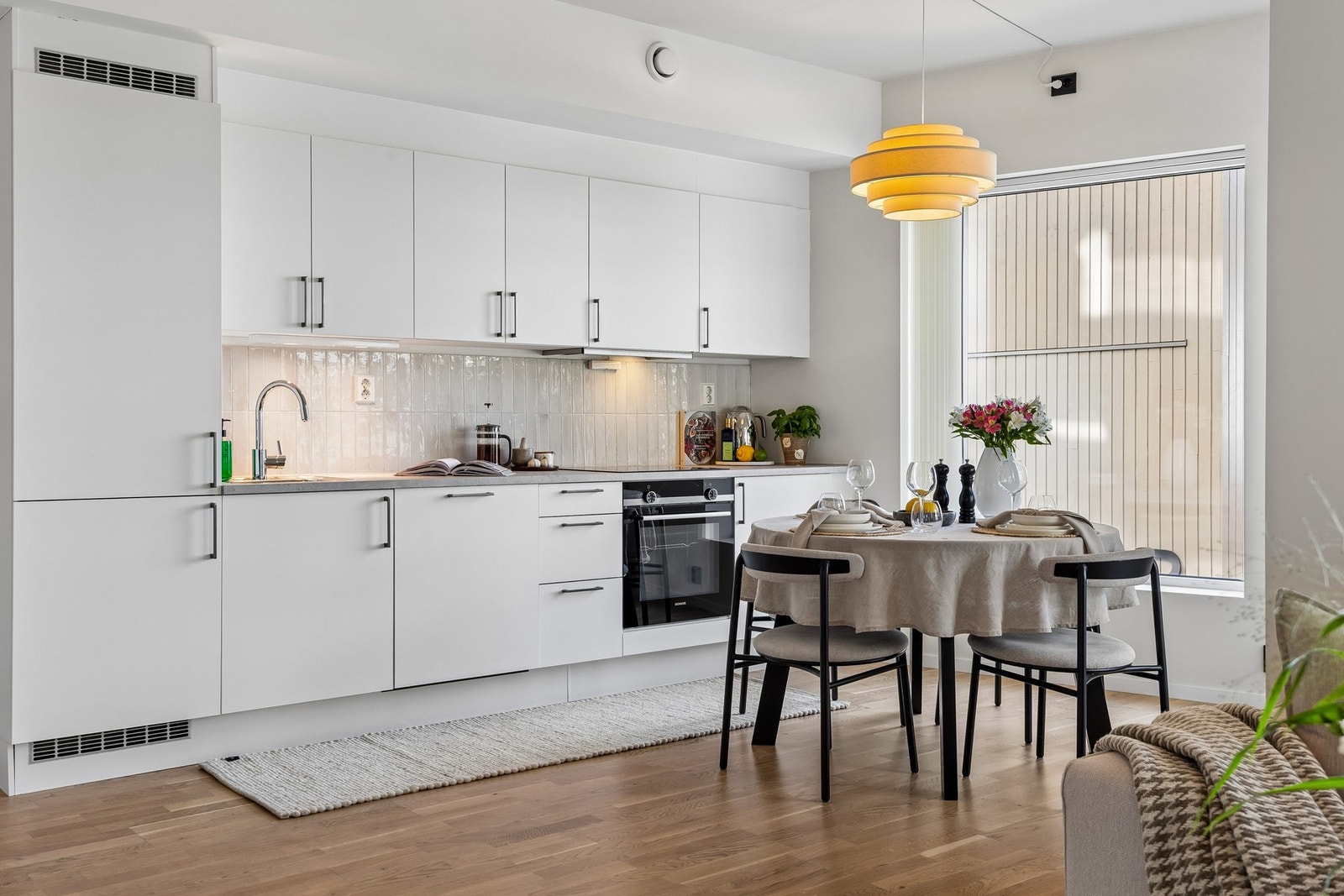 Delikat og moderne kjøkken med italienske Marazzi-fliser som tilfører boligen et eksklusivt preg. Galleribilde