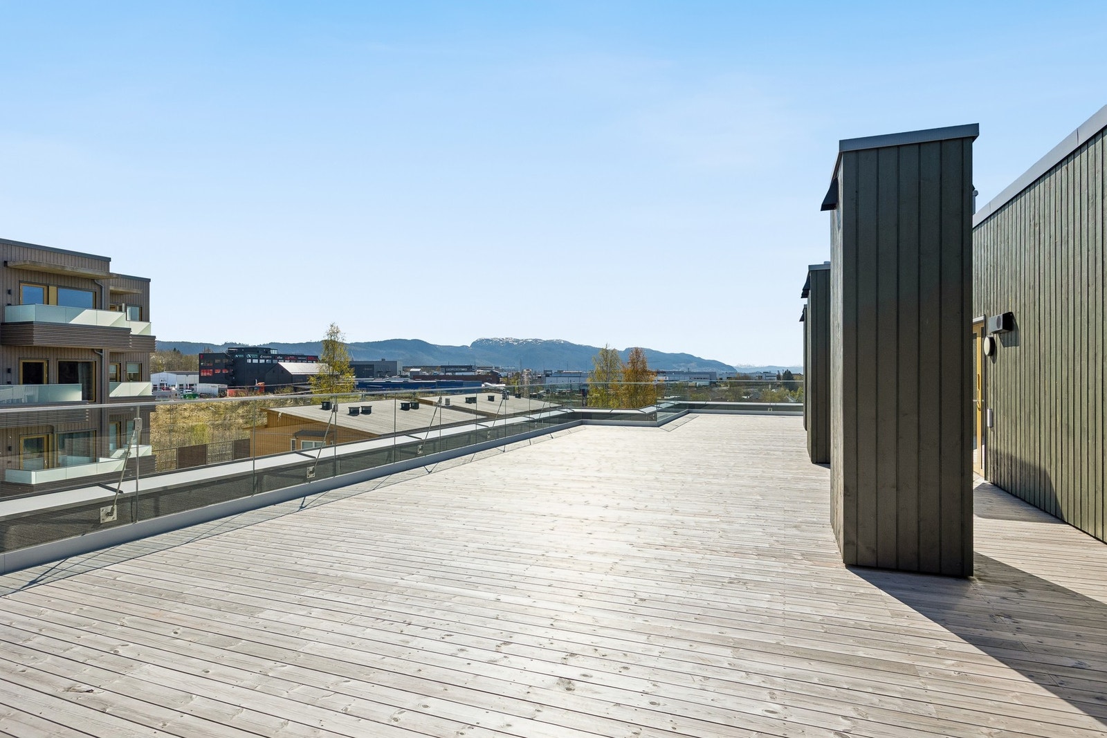 Flott felles takterrasse for sameiets beboere - her kan solen nytes i gode omgivelser. Galleribilde