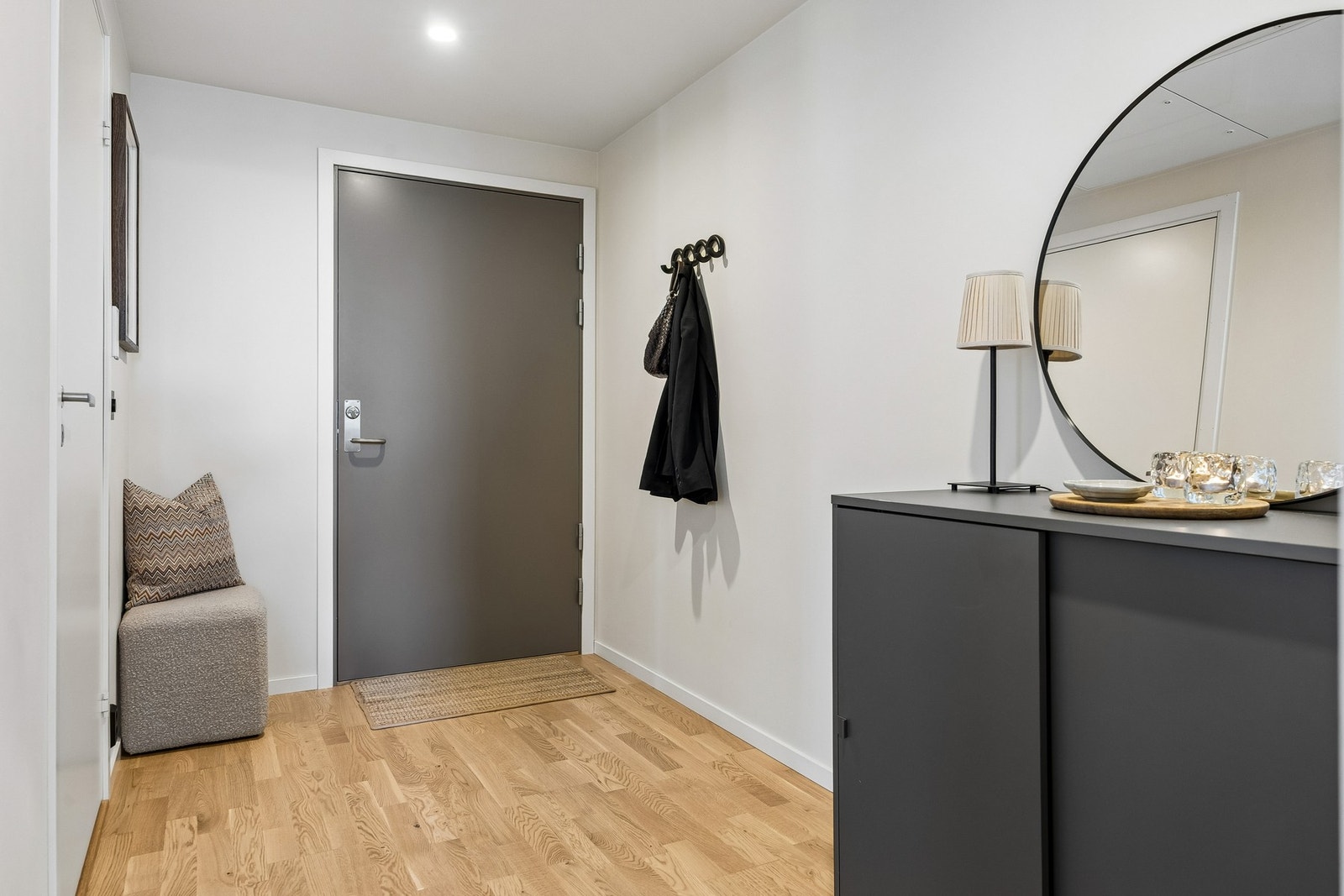 Innbydende entré med god plass til oppbevaring av yttertøy og sko. Galleribilde