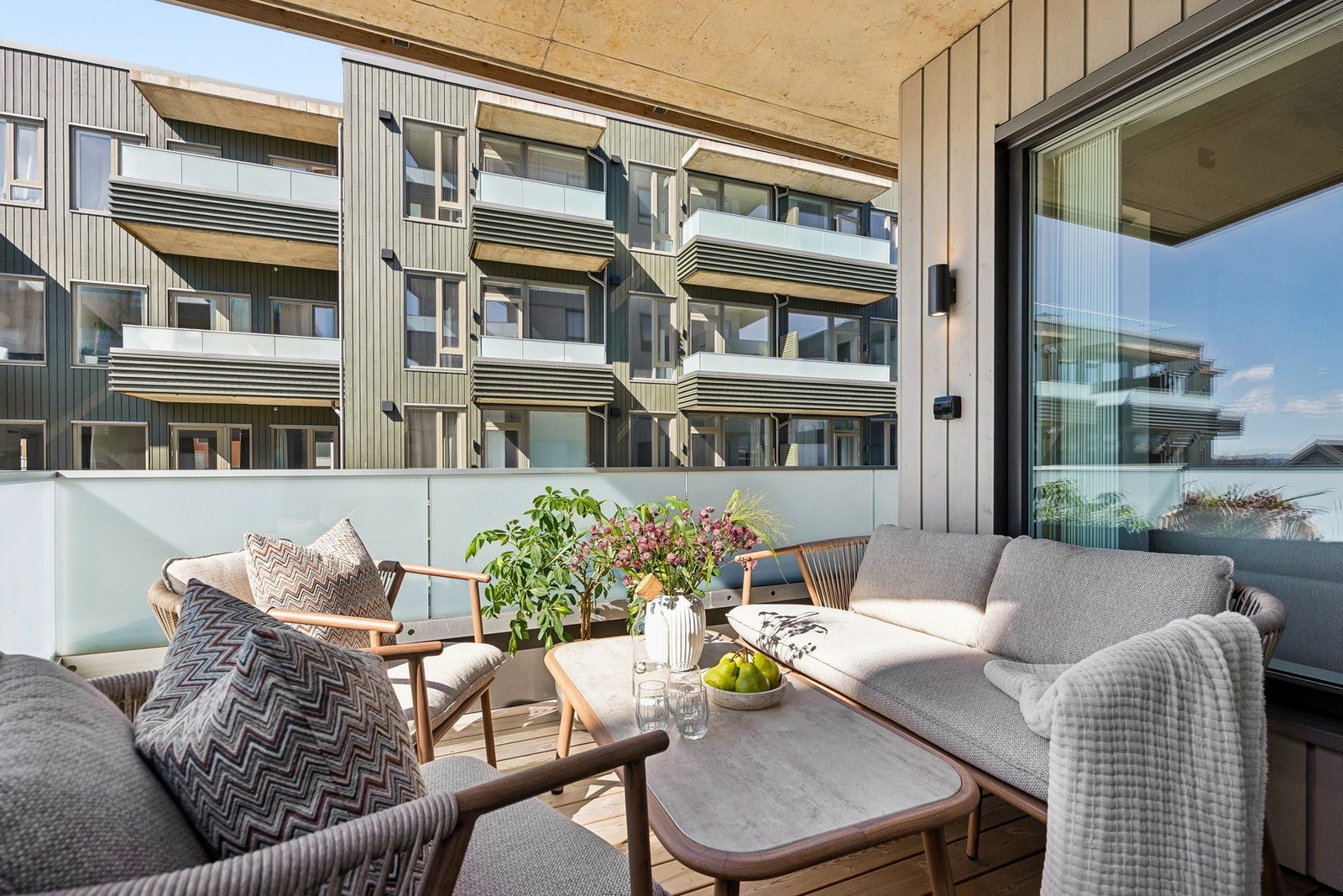 Balkongen fungerer som en forlengelse av stuen - perfekt for både rolige morgener og lange sommerkvelder. Galleribilde