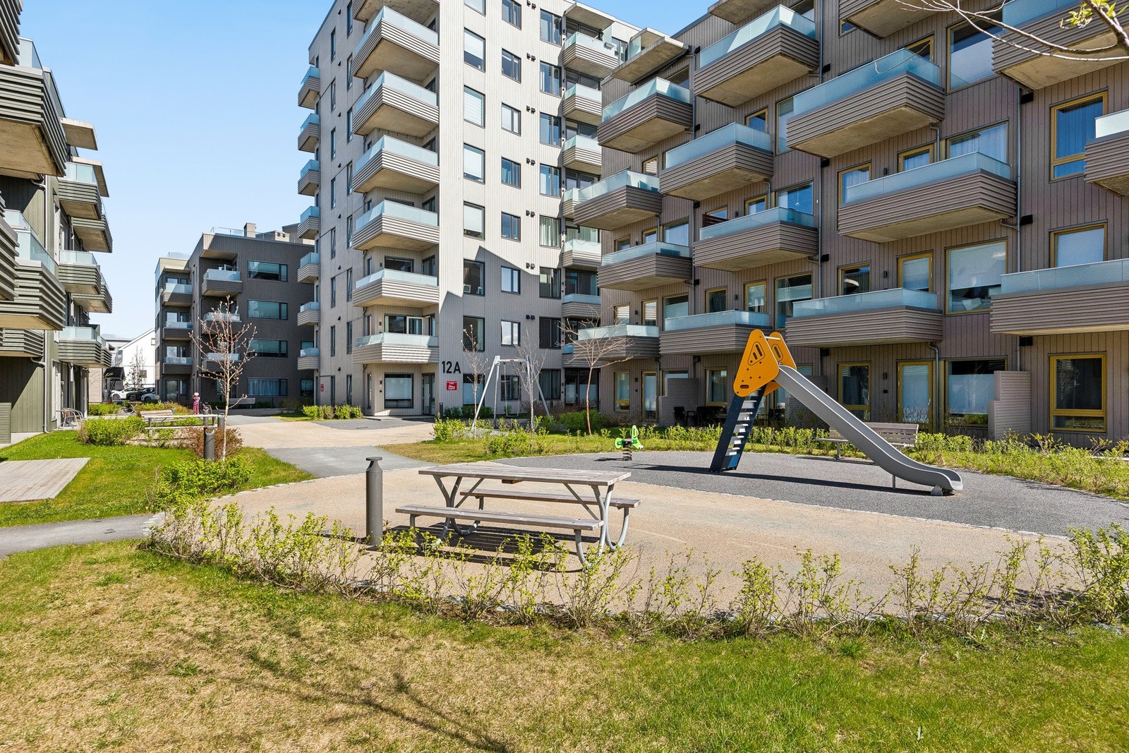 Attraktiv beliggenhet med kort vei til dagligvare, kollektivtransport og Heimdal stasjon. Området byr på gode servicetilbud, skoler, barnehager og nærhet til fine turmuligheter - et sted man trives over tid. Galleribilde