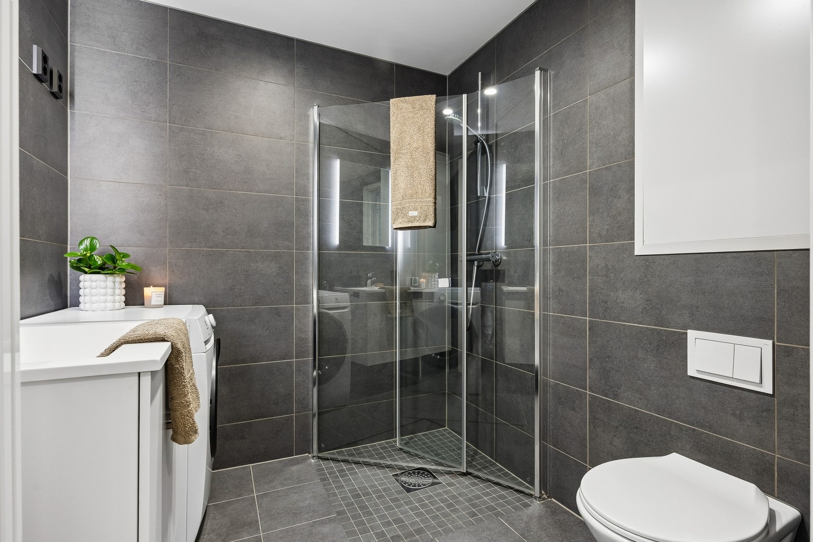 Delikat og moderne baderom med stilrene flater og gjennomført uttrykk. Badet holder en god standard fra nyere byggeår og fremstår lunt, rent og innbydende. Galleribilde