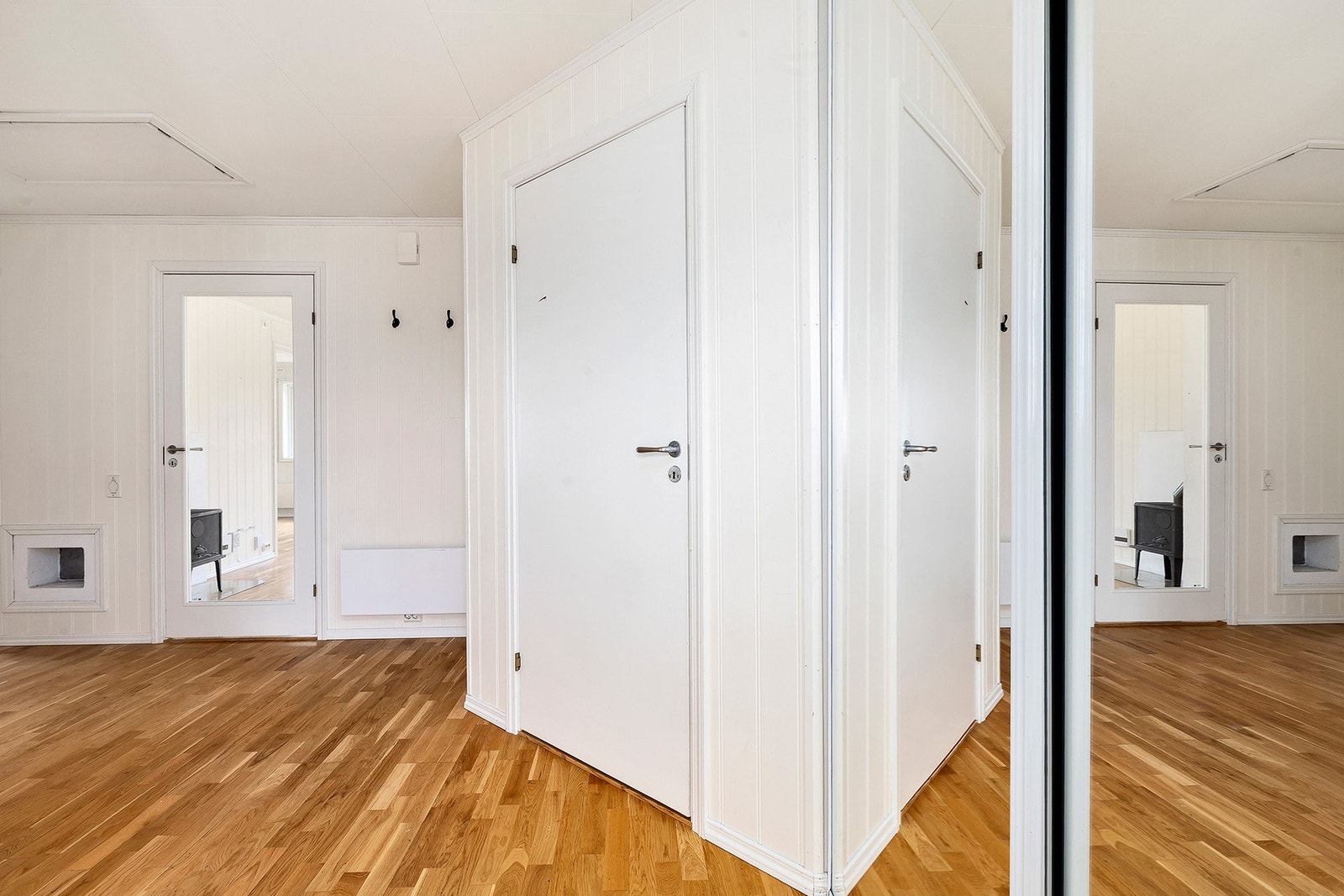 Entre med skyvedørsgarderobe. Galleribilde