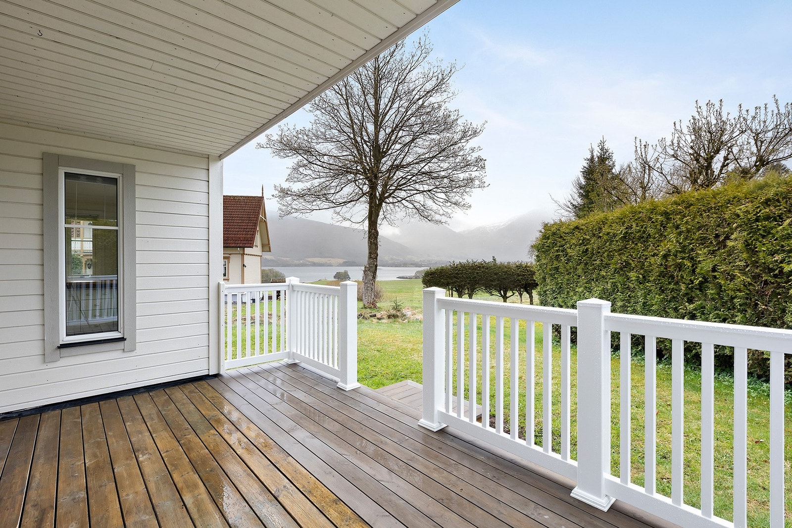 Skjermet bakgård med veranda (17 m2). Galleribilde